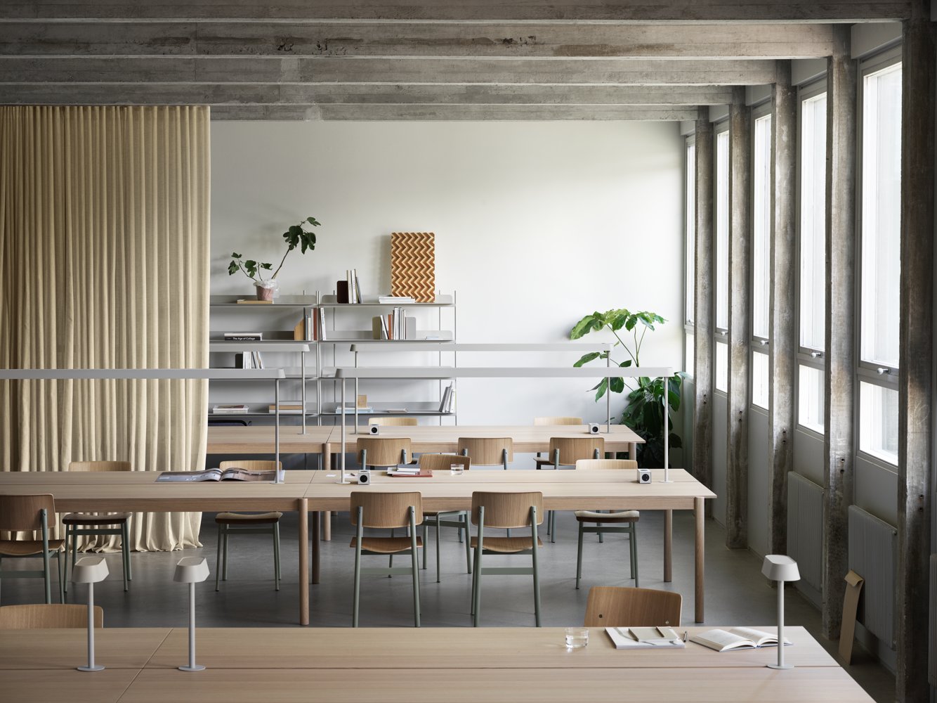 /cdn-cgi/image/width=1500,quality=85,format=auto/globalassets/content-media/images/products/shop-by-family/linear-system/linear-system-modular-table-config-2-oak-loft-chair-dusty-green-linear-mounted-lamp-grey-compile-config-8-grey-muuto-org.png
