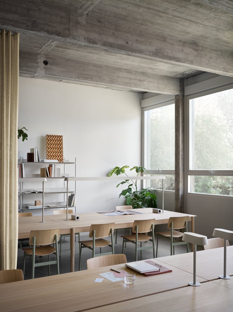 /cdn-cgi/image/width=1500,quality=85,format=auto/globalassets/content-media/images/products/shop-by-family/linear-system/linear-system-modular-table-config-2-oak-loft-chair-dusty-green-linear-mounted-lamp-grey-compile-config-8-grey-v2-muuto-org.png