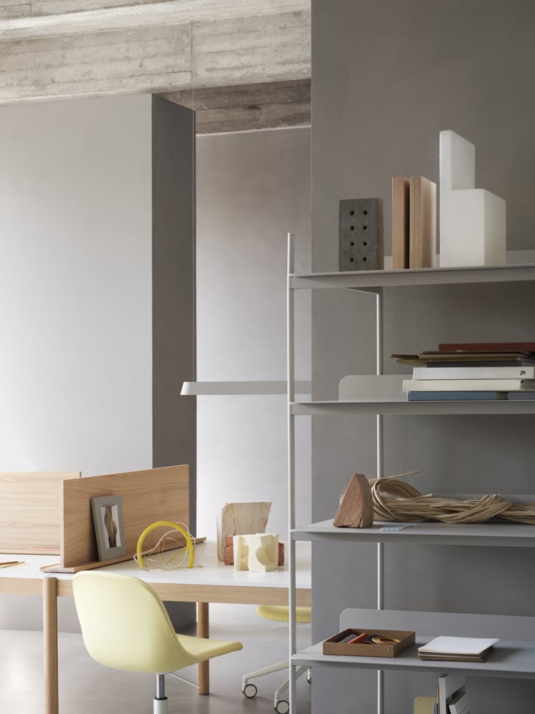 /cdn-cgi/image/width=1500,quality=85,format=auto/globalassets/content-media/images/products/shop-by-family/linear-system/linear-system-table-config-1-white-laminate-oak-fiber-side-chair-swivel-castors-balder-432-linear-lamp-screens-compile-muuto-org.png