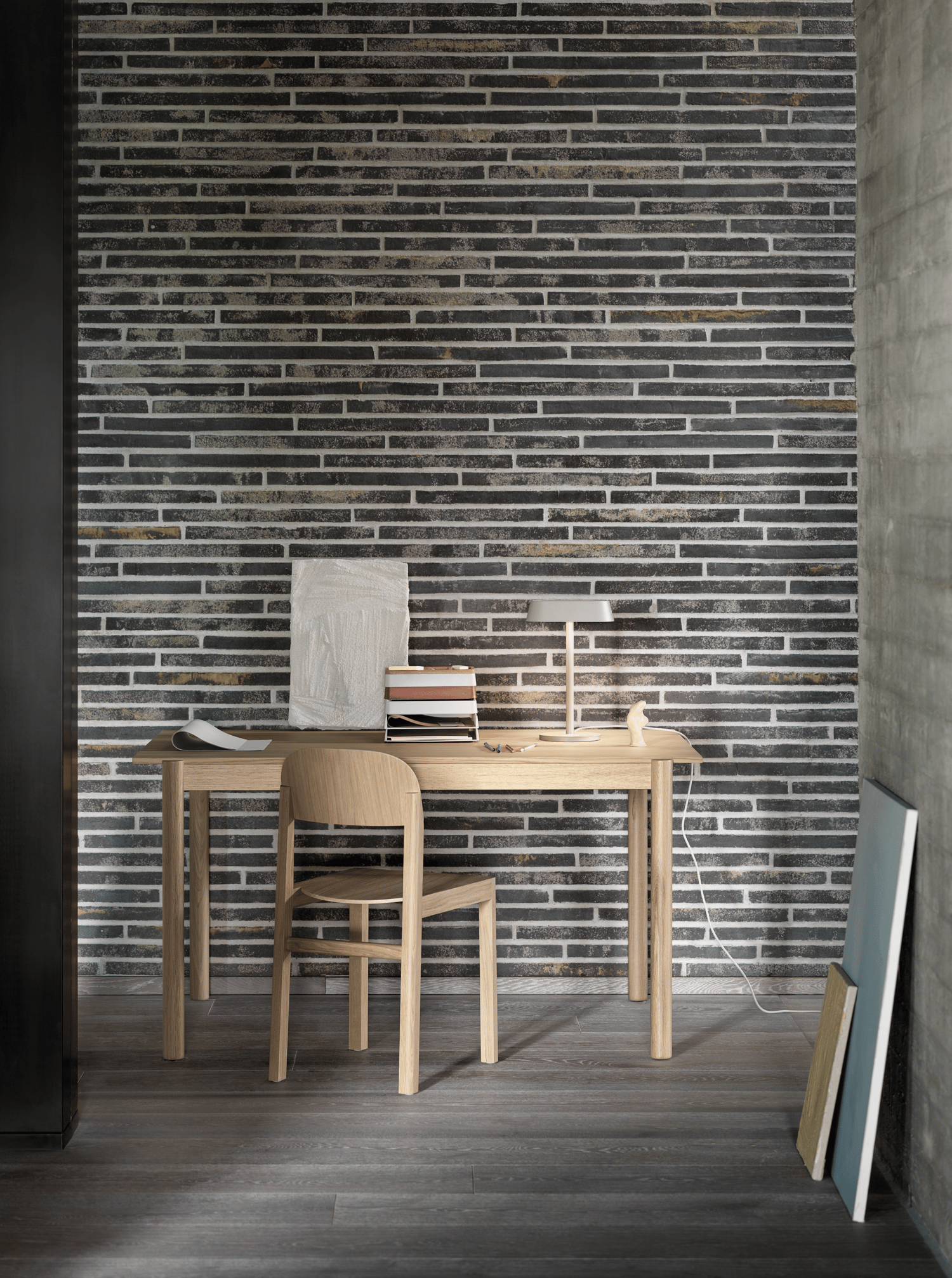 /cdn-cgi/image/width=1500,quality=85,format=auto/globalassets/content-media/images/products/shop-by-family/linear-system/linear-wood-table-140-workshop-chair-linear-table-lamp-grey-arrange-grey-terracotta-muuto-org.png