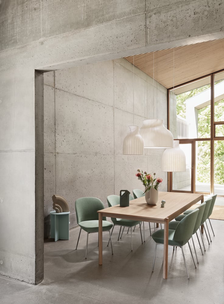 /cdn-cgi/image/width=1500,quality=85,format=auto/globalassets/content-media/images/products/shop-by-family/oslo-family/linear-wood-oak-table-oslo-side-chair-still-941-chrome-strand-pendant-lamp-halves-table-ply-rug-muuto-org.png
