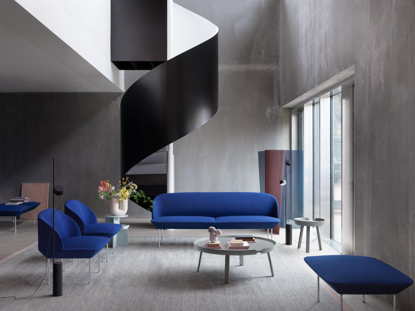 /cdn-cgi/image/width=1500,quality=85,format=auto/globalassets/content-media/images/products/shop-by-family/oslo-family/oslo-3-seater-lounge-pouf-bench-vidar-772-chrome-around-table-post-floor-lamp-kink-vase-muuto-org.png