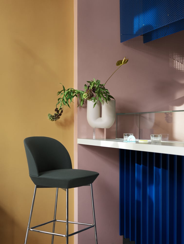 /cdn-cgi/image/width=1500,quality=85,format=auto/globalassets/content-media/images/products/shop-by-family/oslo-family/oslo-bar-stool-twill-weave-990-chrome-kink-vase-sand-corky-muuto-org.png