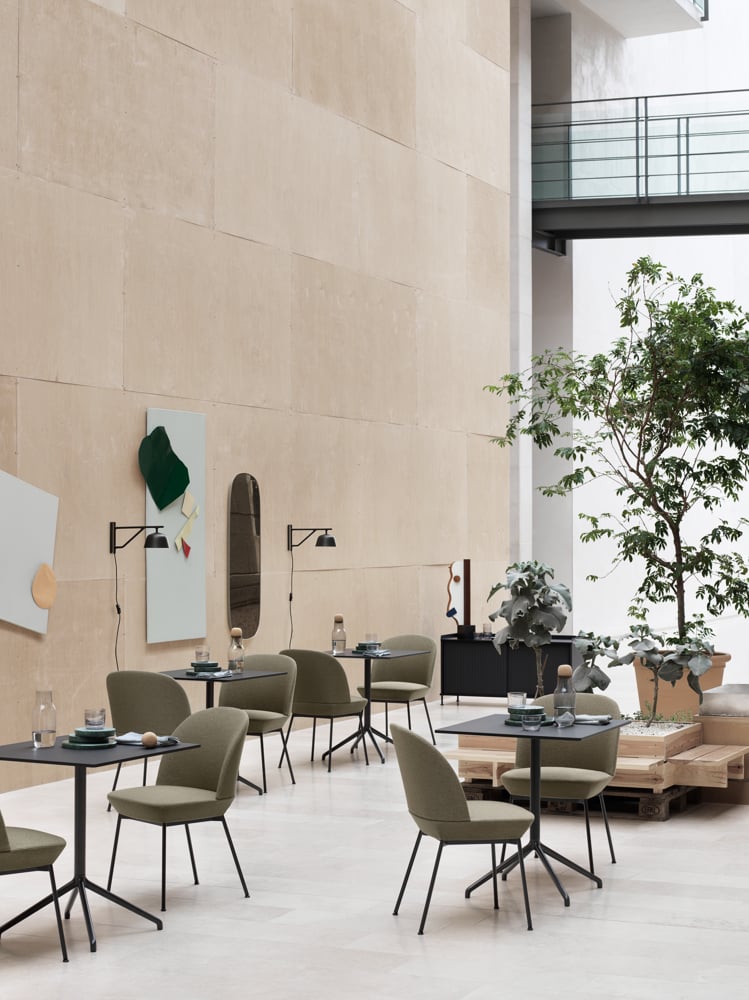 /cdn-cgi/image/width=1500,quality=85,format=auto/globalassets/content-media/images/products/shop-by-family/oslo-family/oslo-side-chair-ocean-21-anthracite-black-still-cafe-table-black-ambit-wall-black-enfold-muuto-org.png