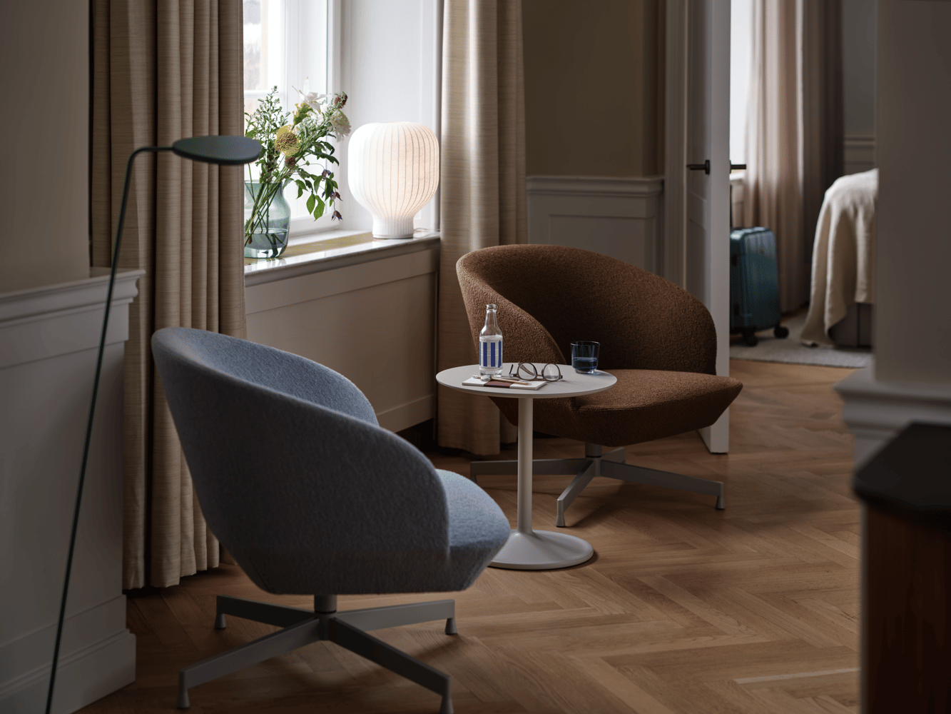 oslo-lounge-swivel-hearth-004-012-grey-soft-side-48-h48-grey-strand-table-lamp-muuto-org.png