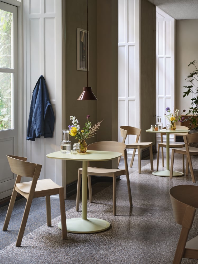 soft-cafe-table-70x70-h73-beige-green-cover-side-oak-top-pendant-21-deep-red-silent-raise-muuto-org.png