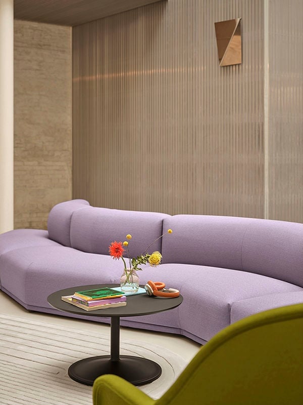 /cdn-cgi/image/width=1500,quality=85,format=auto/globalassets/content-media/images/sofa-experience/connect-l-m-steelcut-quartet-644-fiber-lounge-arm-swivel-vidar-956-gaze-mirror-soft-side-black-low-res.jpg