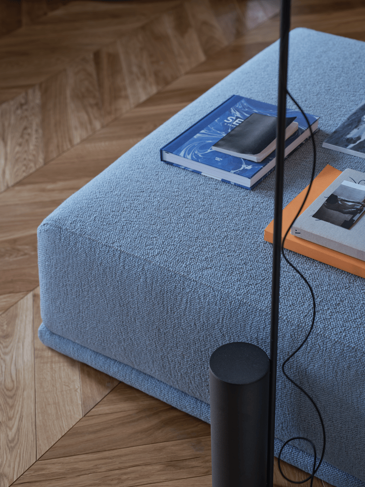 /cdn-cgi/image/width=1500,quality=85,format=auto/globalassets/content-media/images/sofa-experience/connect-soft-module-i-hearth-012-post-floor-lamp-black-muuto-org.png