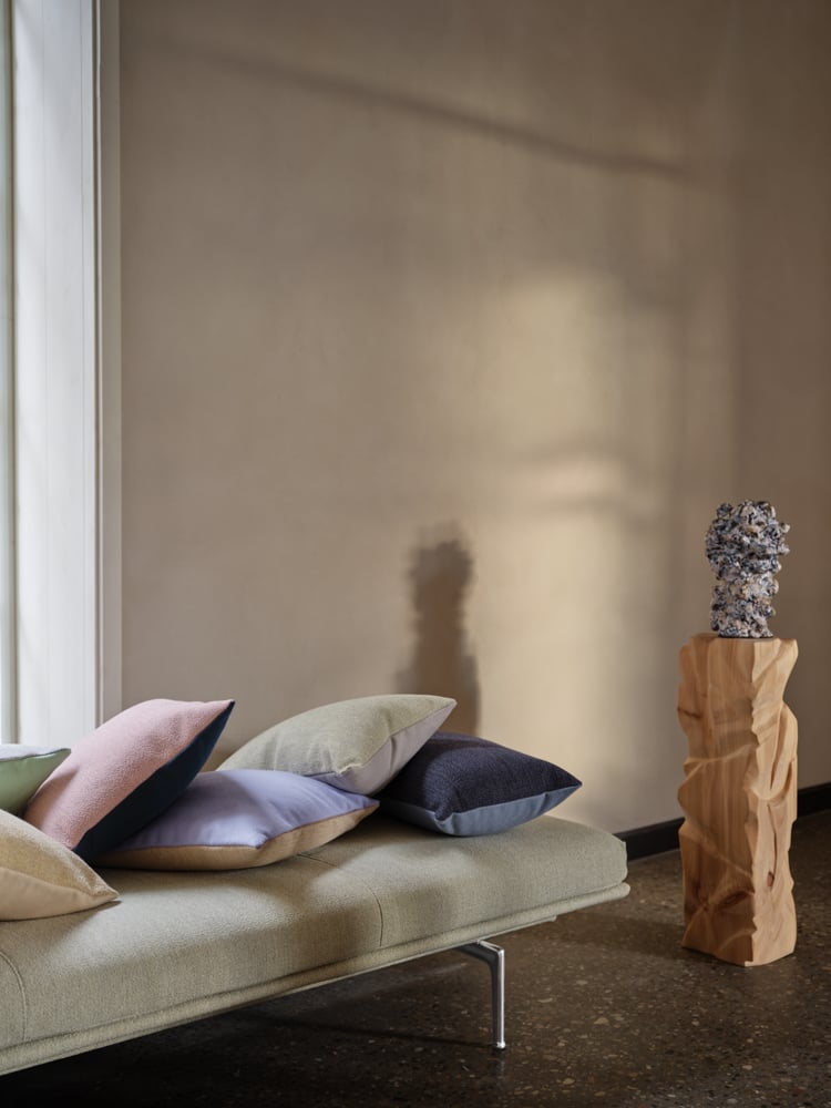/cdn-cgi/image/width=1500,quality=85,format=auto/globalassets/content-media/images/sofa-experience/outline/outline-daybed-ecriture-910-alu-mingle-cushion-muuto-org.png