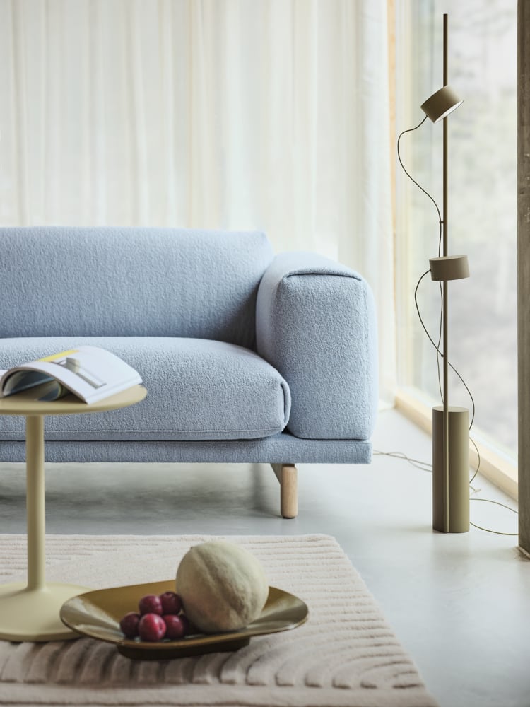 /cdn-cgi/image/width=1500,quality=85,format=auto/globalassets/content-media/images/sofa-experience/post-floor-lamp-brown-green-rest-sofa-hearth-12-oak-soft-side-beige-green-relevo-off-white-mere-brown-green-muuto-org.png