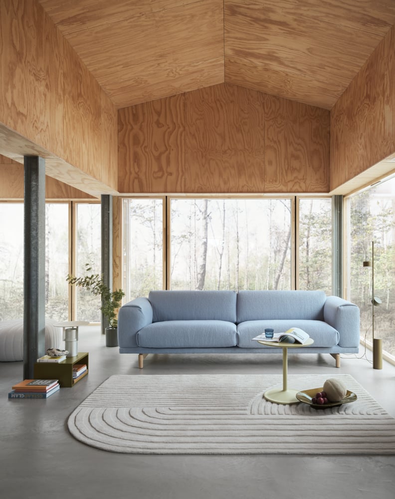 /cdn-cgi/image/width=1500,quality=85,format=auto/globalassets/content-media/images/sofa-experience/rest-sofa-3-seater-hearth-12-oak-relevo-rug-off-white-soft-side-beige-green-set-lamp-stacked-brown-green-post-floor-muuto-org.png