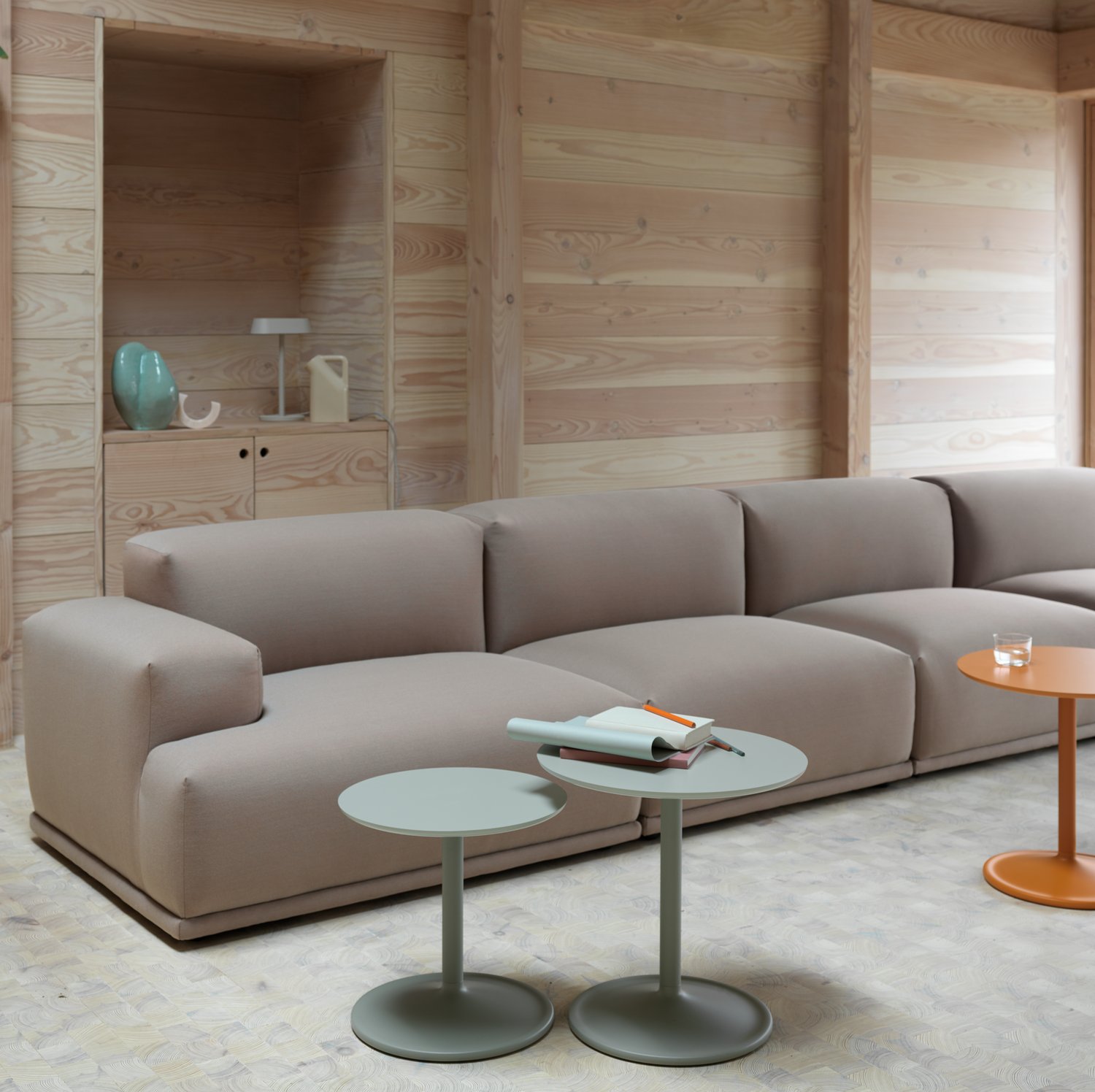 /cdn-cgi/image/width=1500,quality=85,format=auto/globalassets/content-media/images/sofa-experience/soft-side-table-dusty-greenorange-connect-steelcut-trio-426-linear-table-lamp-tub-jug-11-square.png