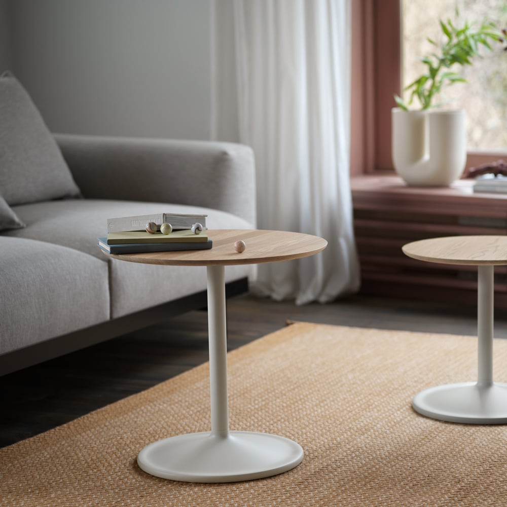 /cdn-cgi/image/width=1500,quality=85,format=auto/globalassets/content-media/images/sofa-experience/soft-side-table-solid-oakwhite-ply-rug-burnt-orange-in-situ-clay-12-kink-vase-wide-11-square.png