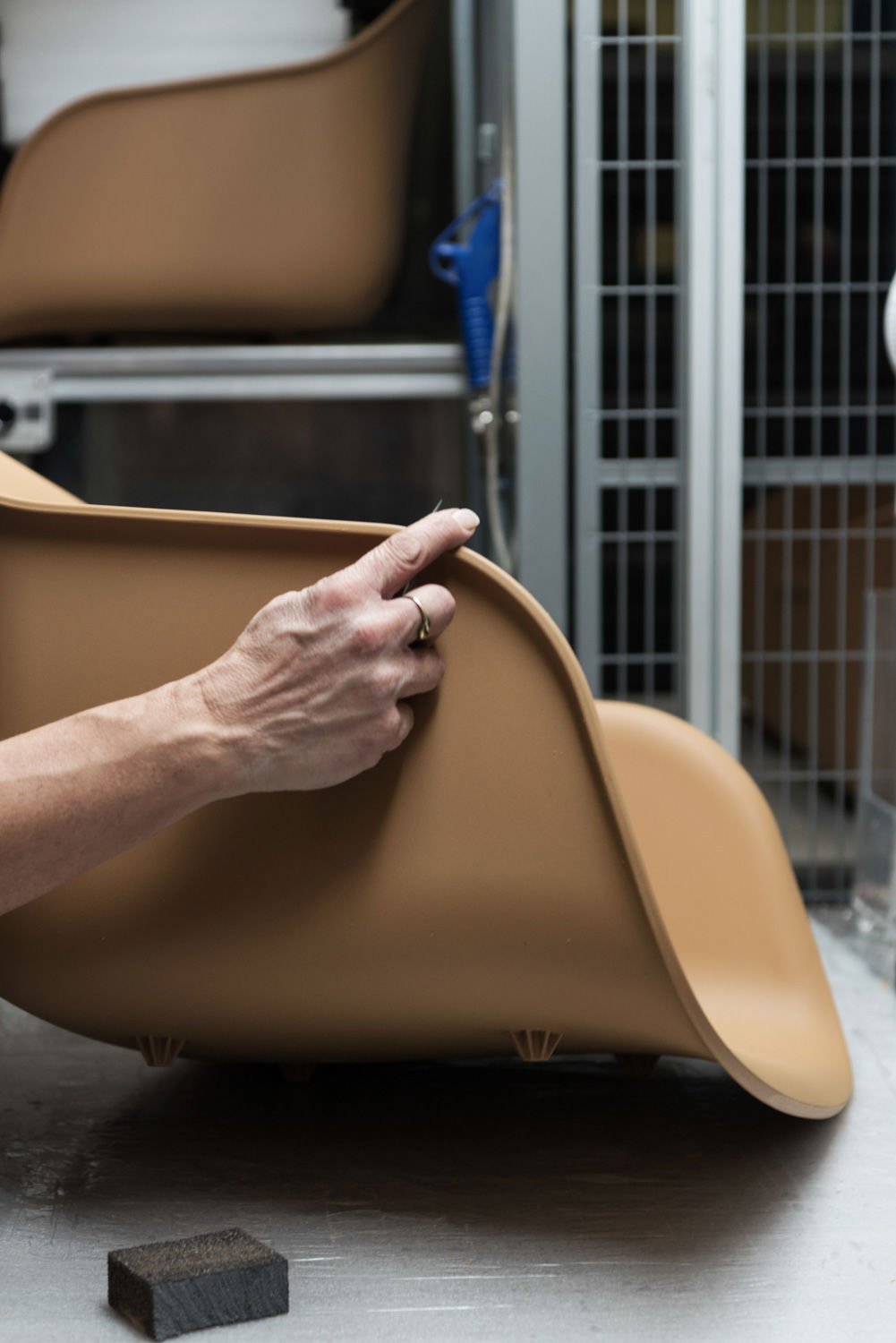 /cdn-cgi/image/width=1500,quality=85,format=auto/globalassets/content-media/images/stories/a-tactile-design-fiber-chair-family/sp-8low-res_optimized.jpg