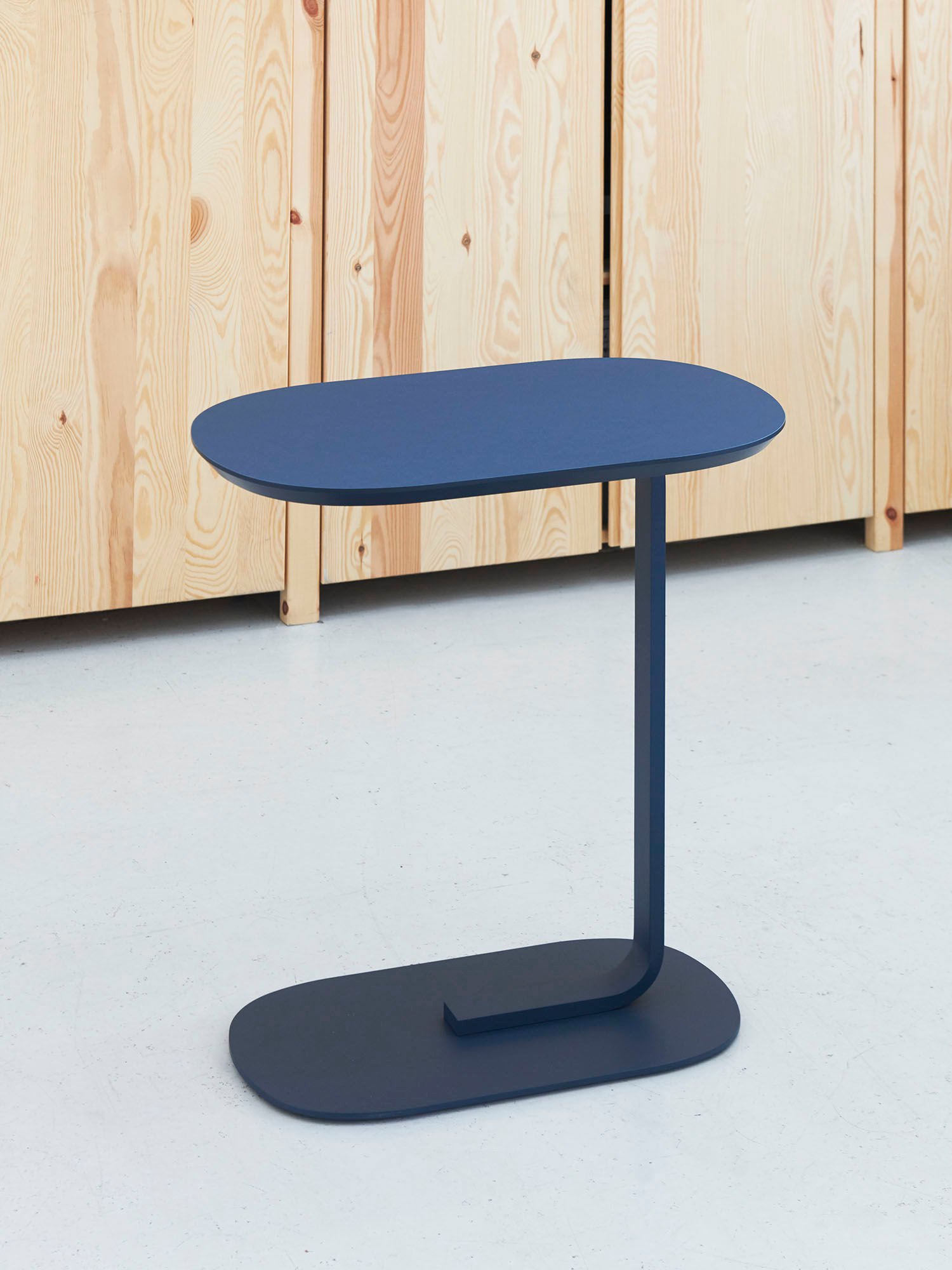 /cdn-cgi/image/width=1500,quality=85,format=auto/globalassets/content-media/images/stories/agile-silhouettes-relate-side-table/relate-side-table---big-game---4_optimized.jpg