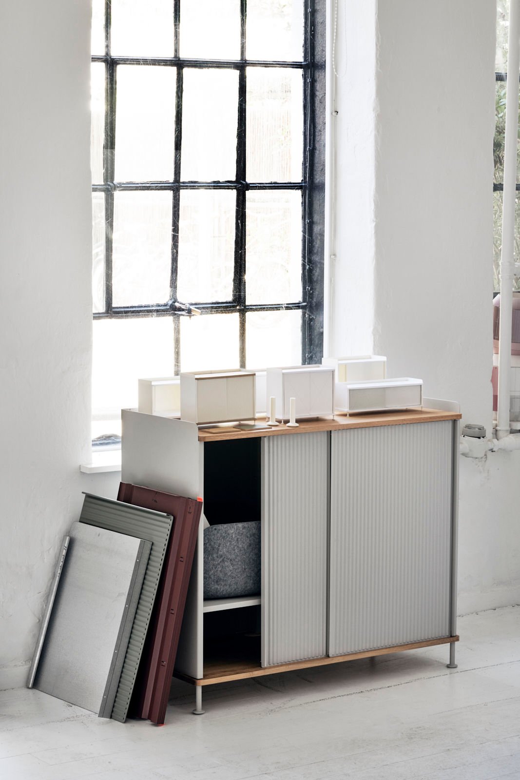 /cdn-cgi/image/width=1500,quality=85,format=auto/globalassets/content-media/images/stories/complementing-contrasts-enfold-sideboard/thomas-bentzen---enfold-sideboard---1.jpg