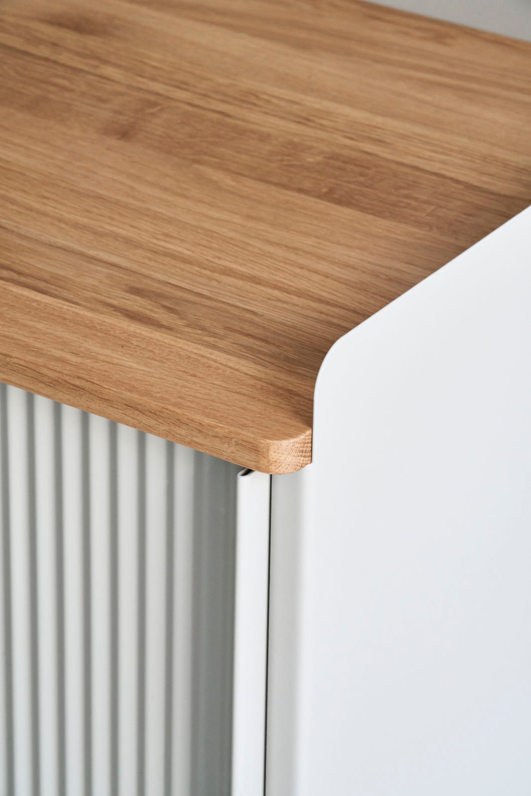 /cdn-cgi/image/width=1500,quality=85,format=auto/globalassets/content-media/images/stories/complementing-contrasts-enfold-sideboard/thomas-bentzen---enfold-sideboard---9.jpg
