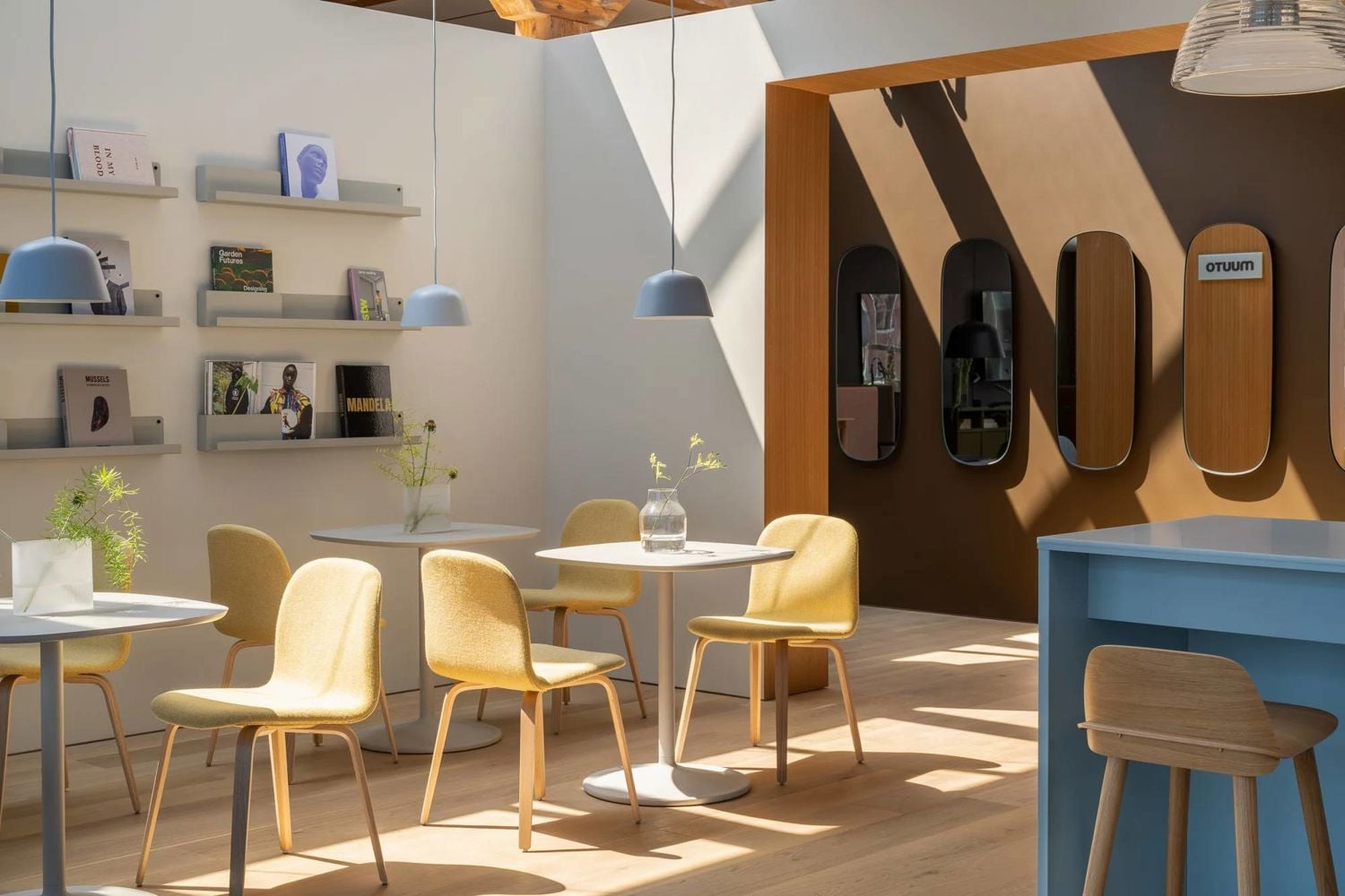/cdn-cgi/image/width=1500,quality=85,format=auto/globalassets/content-media/images/stories/design-days/chicago-neocon-2025-muuto-showroom-lo-res-37-1.jpg