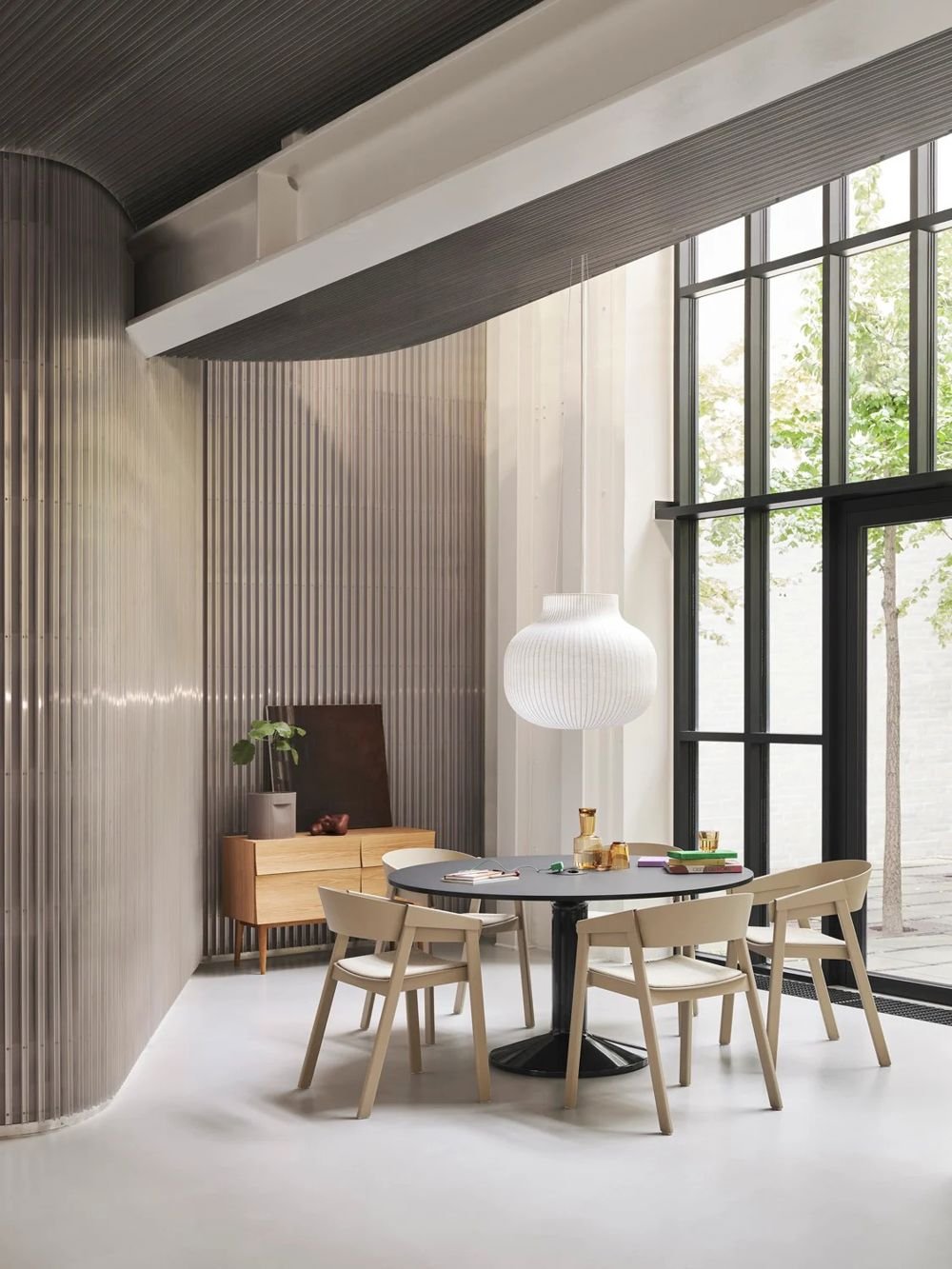 /cdn-cgi/image/width=1500,quality=85,format=auto/globalassets/content-media/images/stories/designing-the-social-workplace/cover-arm-dark-beige-ecriture-910-midst-table-power-black-strand-pendant-reflect-sideboard-oak-ridge-planter-low-res.jpeg