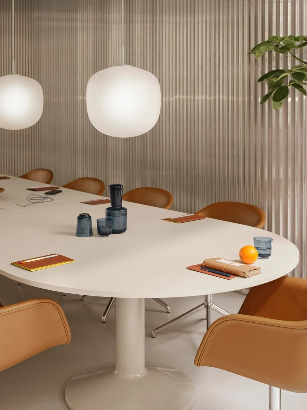 /cdn-cgi/image/width=1500,quality=85,format=auto/globalassets/content-media/images/stories/designing-the-social-workplace/fiber-arm-swivel-chrome-refine-cognac-midst-conference-center-power-140-395-grey-rime-pendant-grey-raise-2-low-res.jpeg