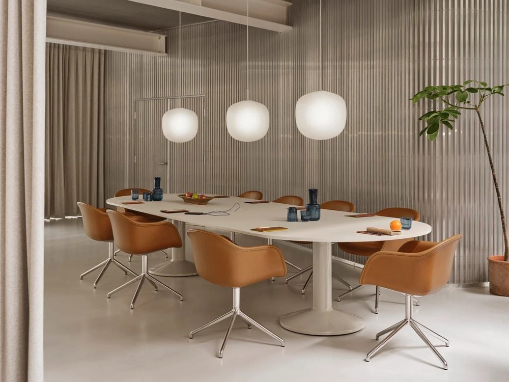 /cdn-cgi/image/width=1500,quality=85,format=auto/globalassets/content-media/images/stories/designing-the-social-workplace/fiber-arm-swivel-chrome-refine-cognac-midst-conference-center-power-140-395-grey-rime-pendant-grey-raise-low-res.jpeg