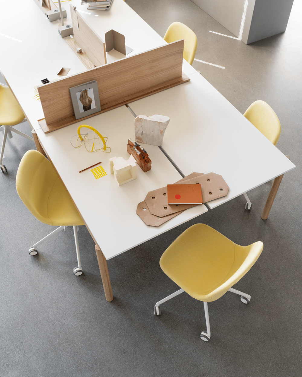 /cdn-cgi/image/width=1500,quality=85,format=auto/globalassets/content-media/images/stories/designing-the-social-workplace/lifestyle-extra-muuto-agu-2020-hi-res-14.png