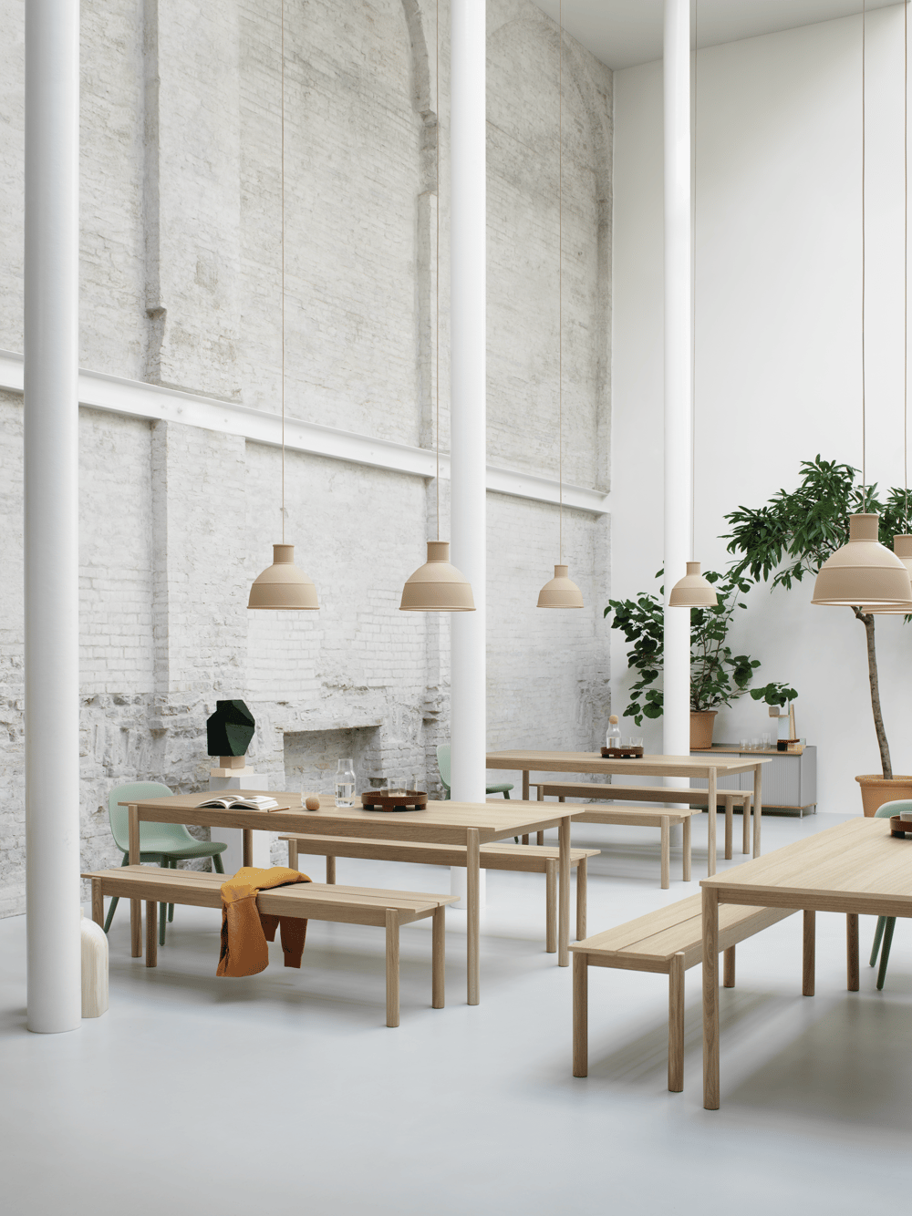 /cdn-cgi/image/width=1500,quality=85,format=auto/globalassets/content-media/images/stories/designing-the-social-workplace/linear-wood-table-bench-oak-fiber-side-dusty-green-unfold-nude-enfold-grey-platform-tray-muuto-org.png