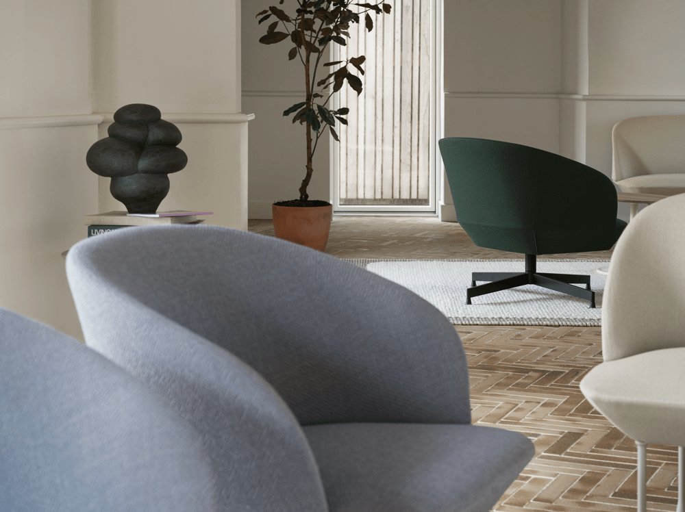 /cdn-cgi/image/width=1500,quality=85,format=auto/globalassets/content-media/images/stories/designing-the-social-workplace/oslo-lounge-colline-737-oslo-lounge-swivel-black-twill-weave-990-oslo-sofa-vidar-146-pebble-rug-light-grey-org.png