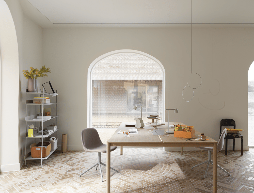 /cdn-cgi/image/width=1500,quality=85,format=auto/globalassets/content-media/images/stories/designing-the-social-workplace/sketch-toolbox-burnt-orange-fiber-side-chair-swivel-grey-twill-weave-620-linear-system-table-oak-tip-table-lamp-grey-piton-portable-lamp-black-workshop-org.png