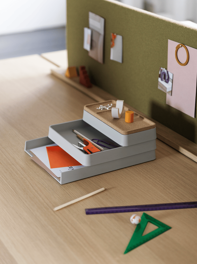 /cdn-cgi/image/width=1500,quality=85,format=auto/globalassets/content-media/images/stories/desk-sharing/linear-system-screen-oak-hero-981-linear-system-table-oak-arrange-desktop-series-grey-muuto-org.png
