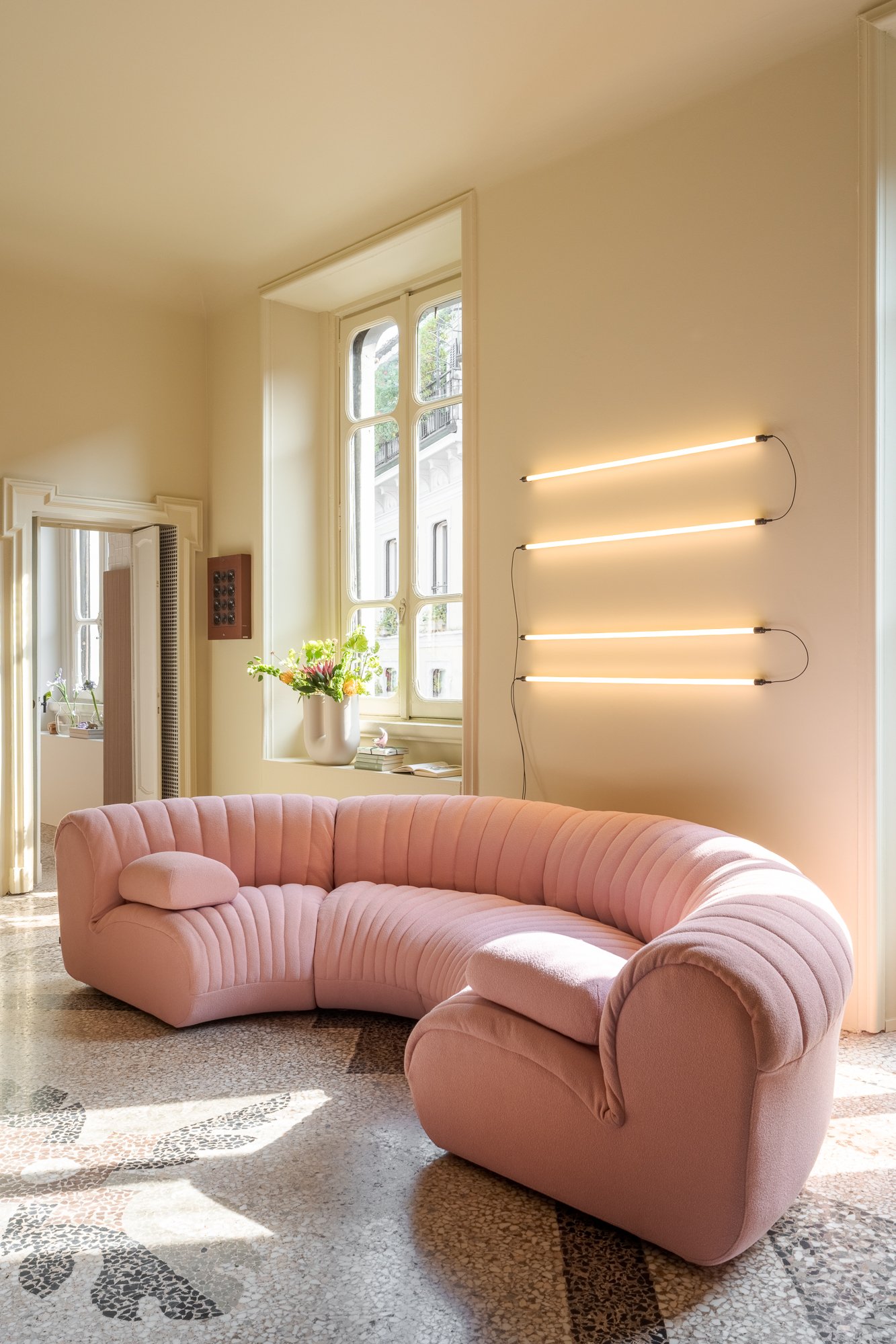 /cdn-cgi/image/width=1500,quality=85,format=auto/globalassets/content-media/images/stories/milan-apartment-2026/muuto-milan-apartment-2026-coltre-sofa-01.jpg