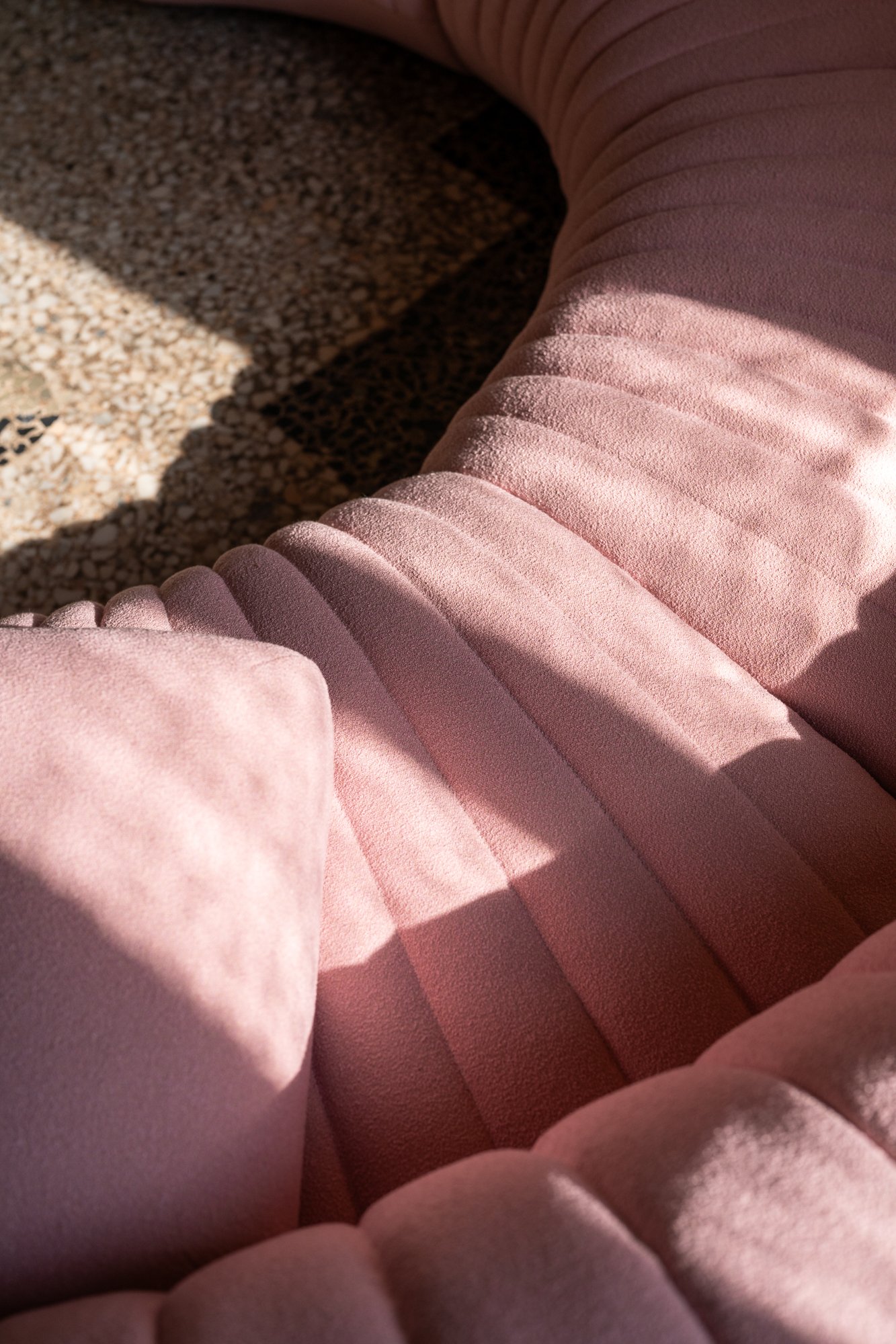 /cdn-cgi/image/width=1500,quality=85,format=auto/globalassets/content-media/images/stories/milan-apartment-2026/muuto-milan-apartment-2026-coltre-sofa-detail.jpg