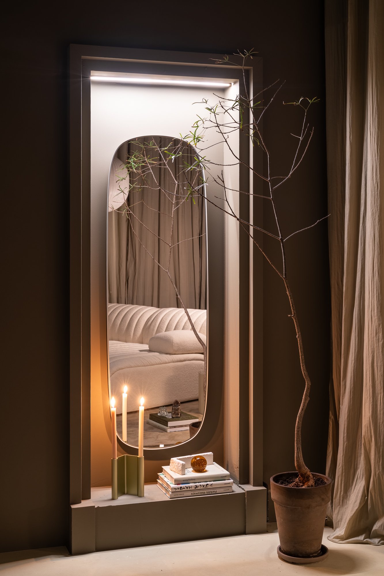 /cdn-cgi/image/width=1500,quality=85,format=auto/globalassets/content-media/images/stories/milan-apartment-2026/muuto-milan-apartment-2026-coltre-sofa-framed-mirror-pair-candleholder.jpg