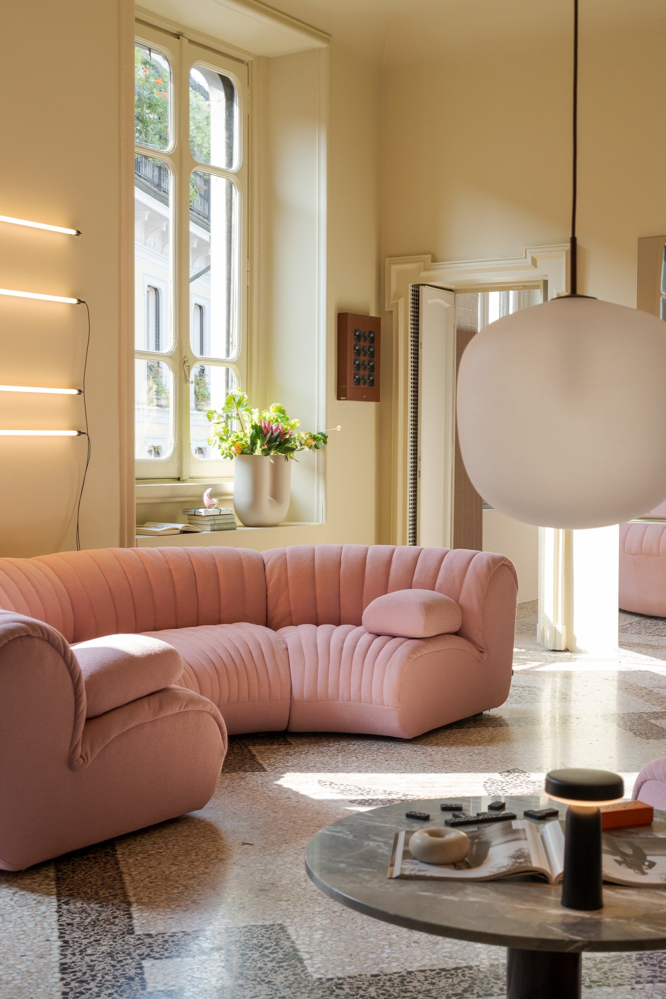 /cdn-cgi/image/width=1500,quality=85,format=auto/globalassets/content-media/images/stories/milan-apartment-2026/muuto-milan-apartment-2026-coltre-sofa-midst-coffee-table-marble.jpg