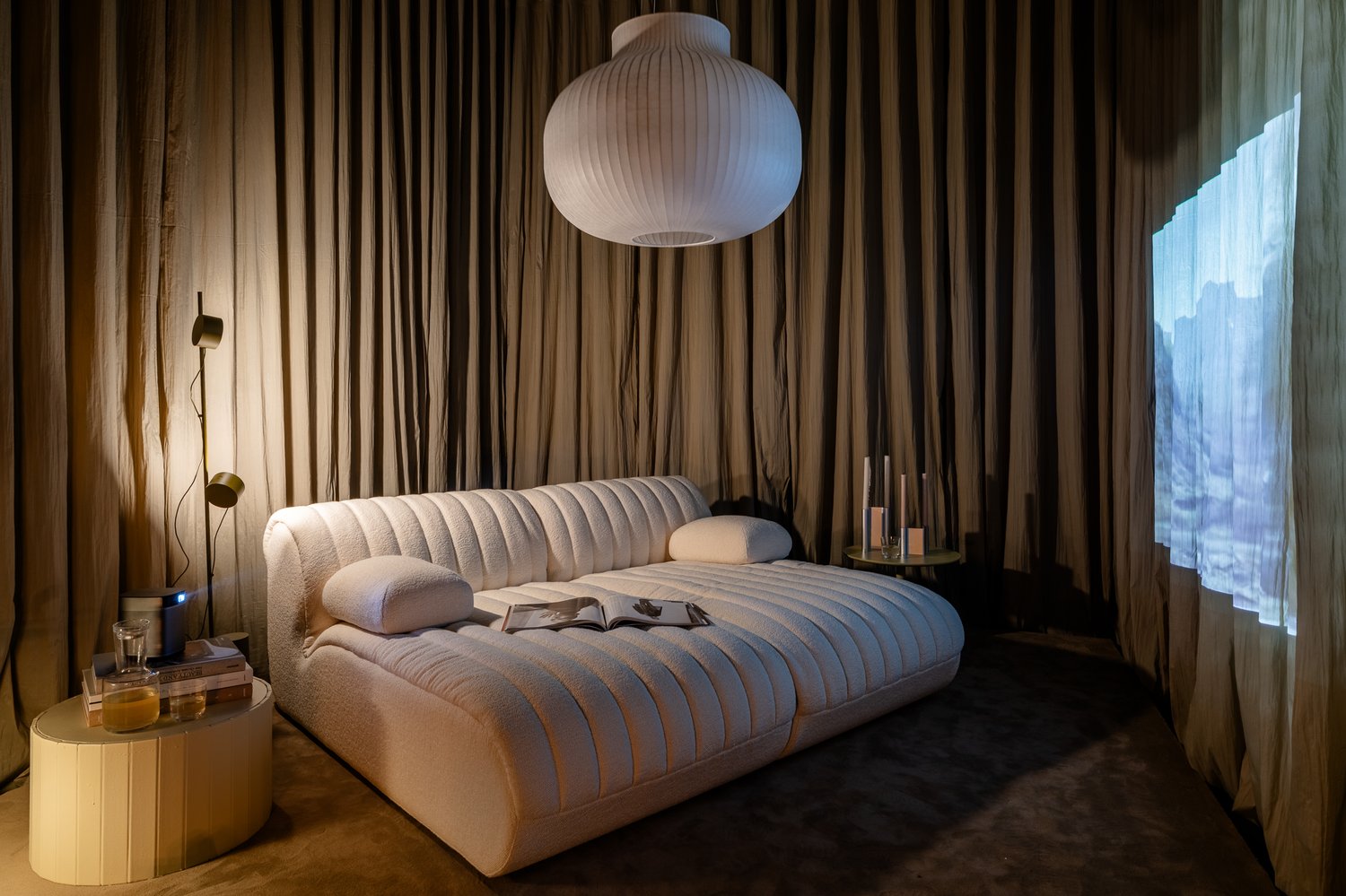 /cdn-cgi/image/width=1500,quality=85,format=auto/globalassets/content-media/images/stories/milan-apartment-2026/muuto-milan-apartment-2026-coltre-sofa-strand-pendant-02.jpg
