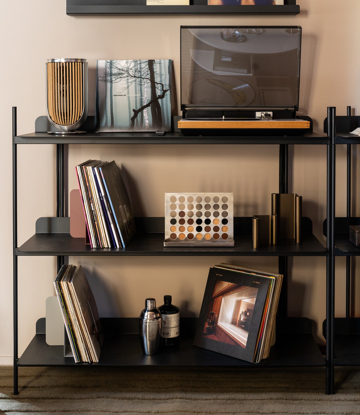 /cdn-cgi/image/width=1500,quality=85,format=auto/globalassets/content-media/images/stories/milan-apartment-2026/muuto-milan-apartment-2026-compile-shelving-system.jpg
