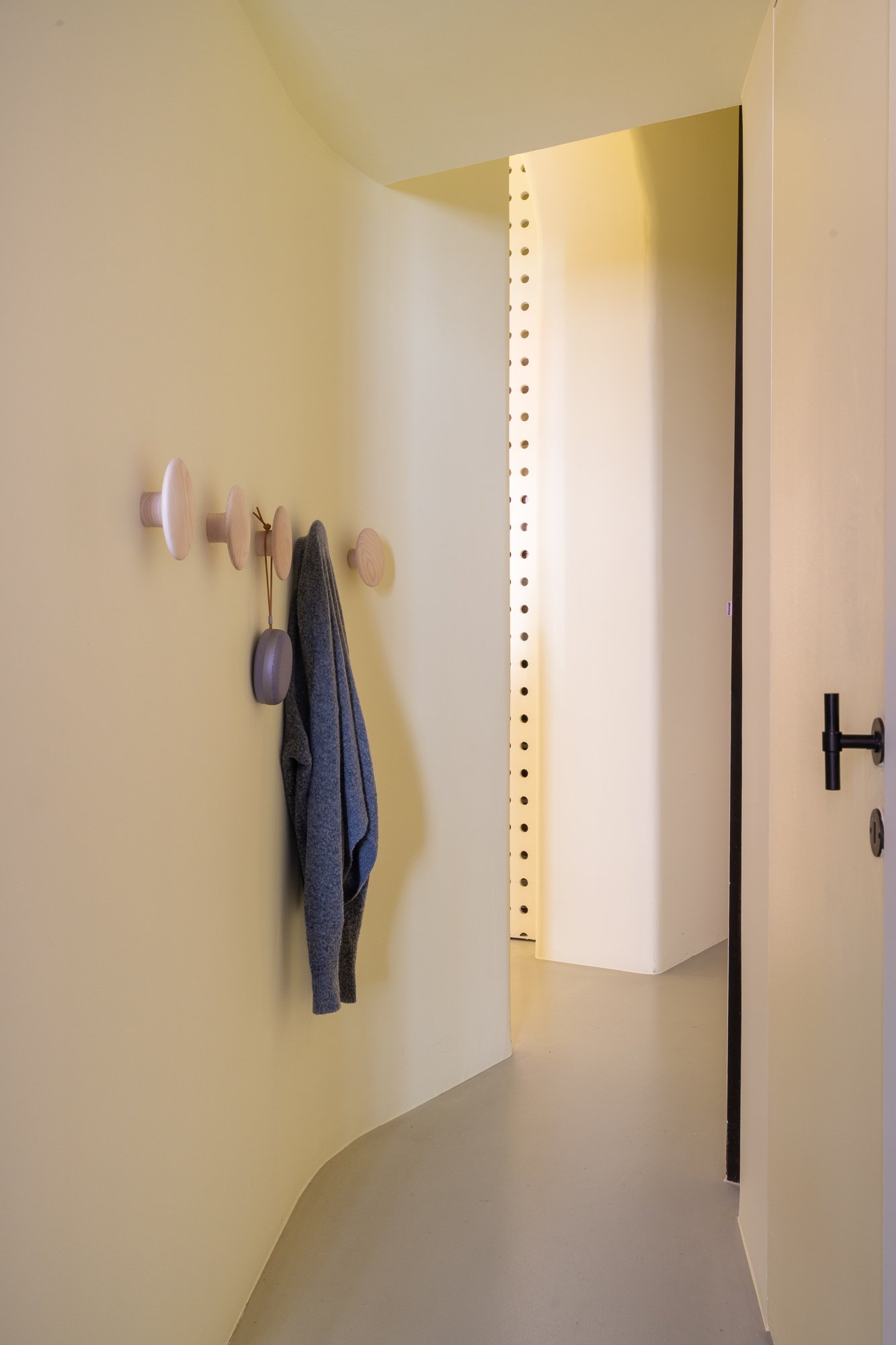 /cdn-cgi/image/width=1500,quality=85,format=auto/globalassets/content-media/images/stories/milan-apartment-2026/muuto-milan-apartment-2026-dots.jpg