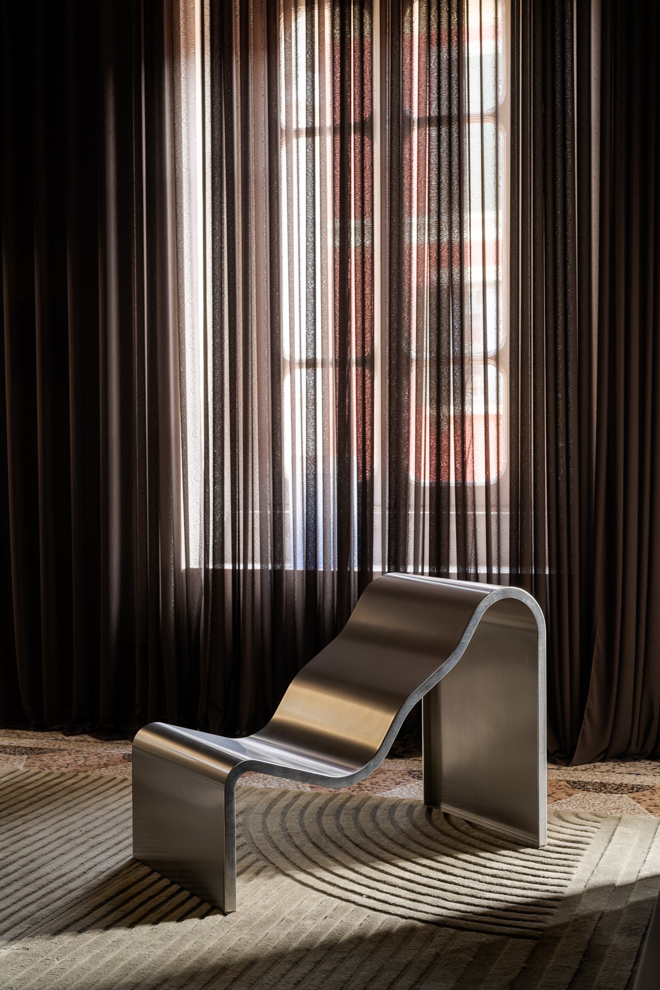 /cdn-cgi/image/width=1500,quality=85,format=auto/globalassets/content-media/images/stories/milan-apartment-2026/muuto-milan-apartment-2026-dream-view-bench-02.jpg