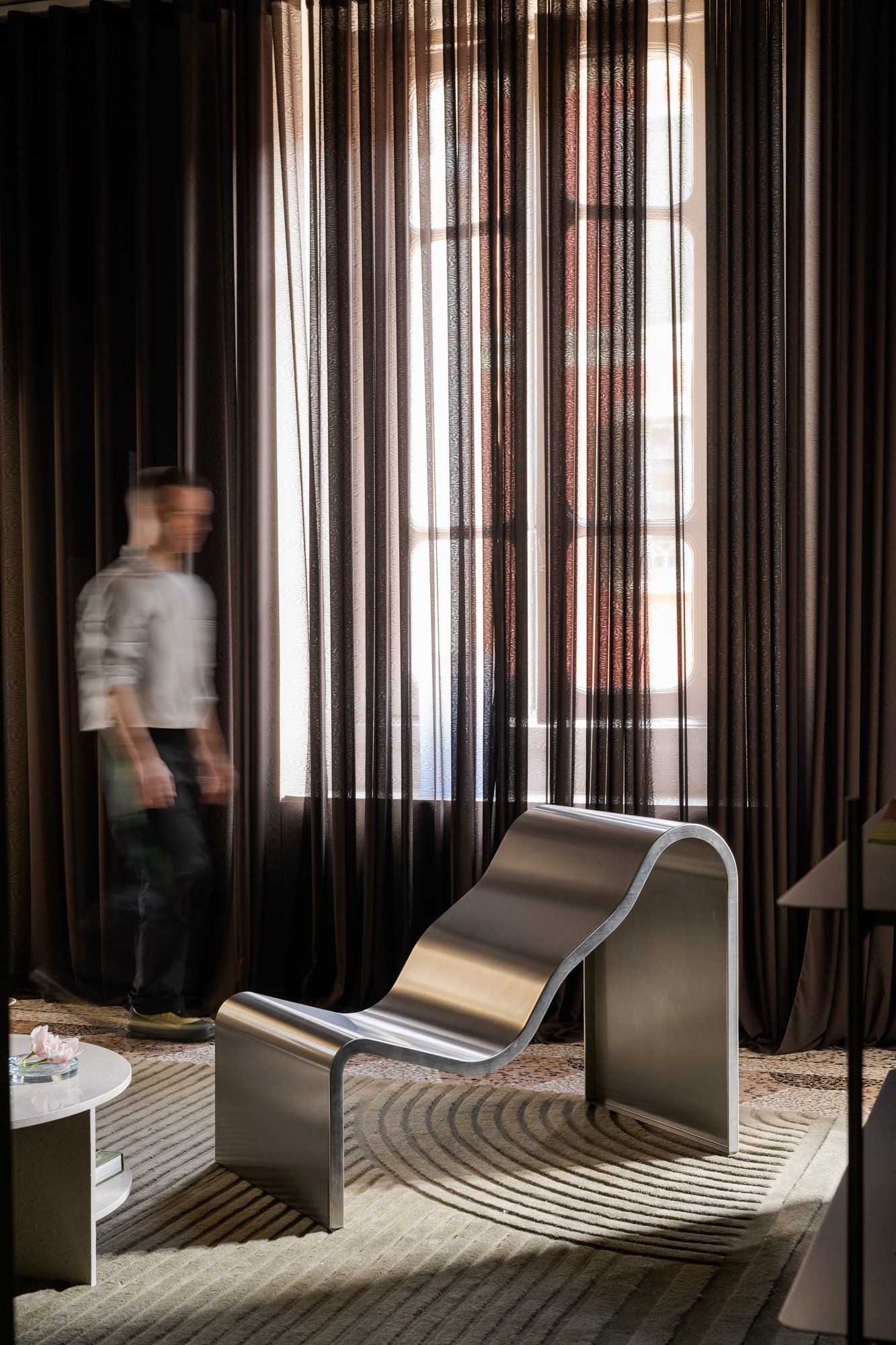 /cdn-cgi/image/width=1500,quality=85,format=auto/globalassets/content-media/images/stories/milan-apartment-2026/muuto-milan-apartment-2026-dream-view-bench-04.jpg