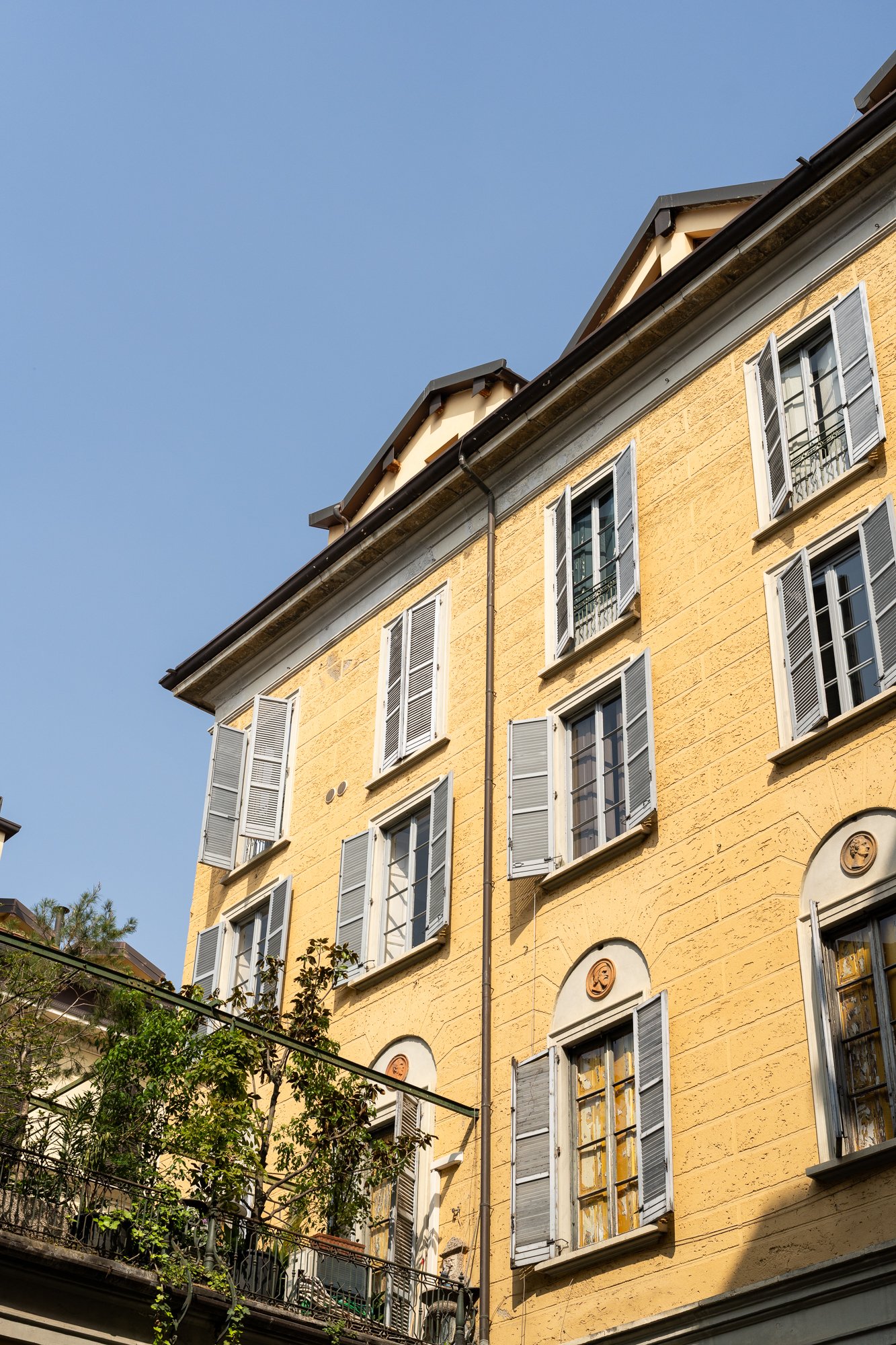 /cdn-cgi/image/width=1500,quality=85,format=auto/globalassets/content-media/images/stories/milan-apartment-2026/muuto-milan-apartment-2026-facade-01.jpg