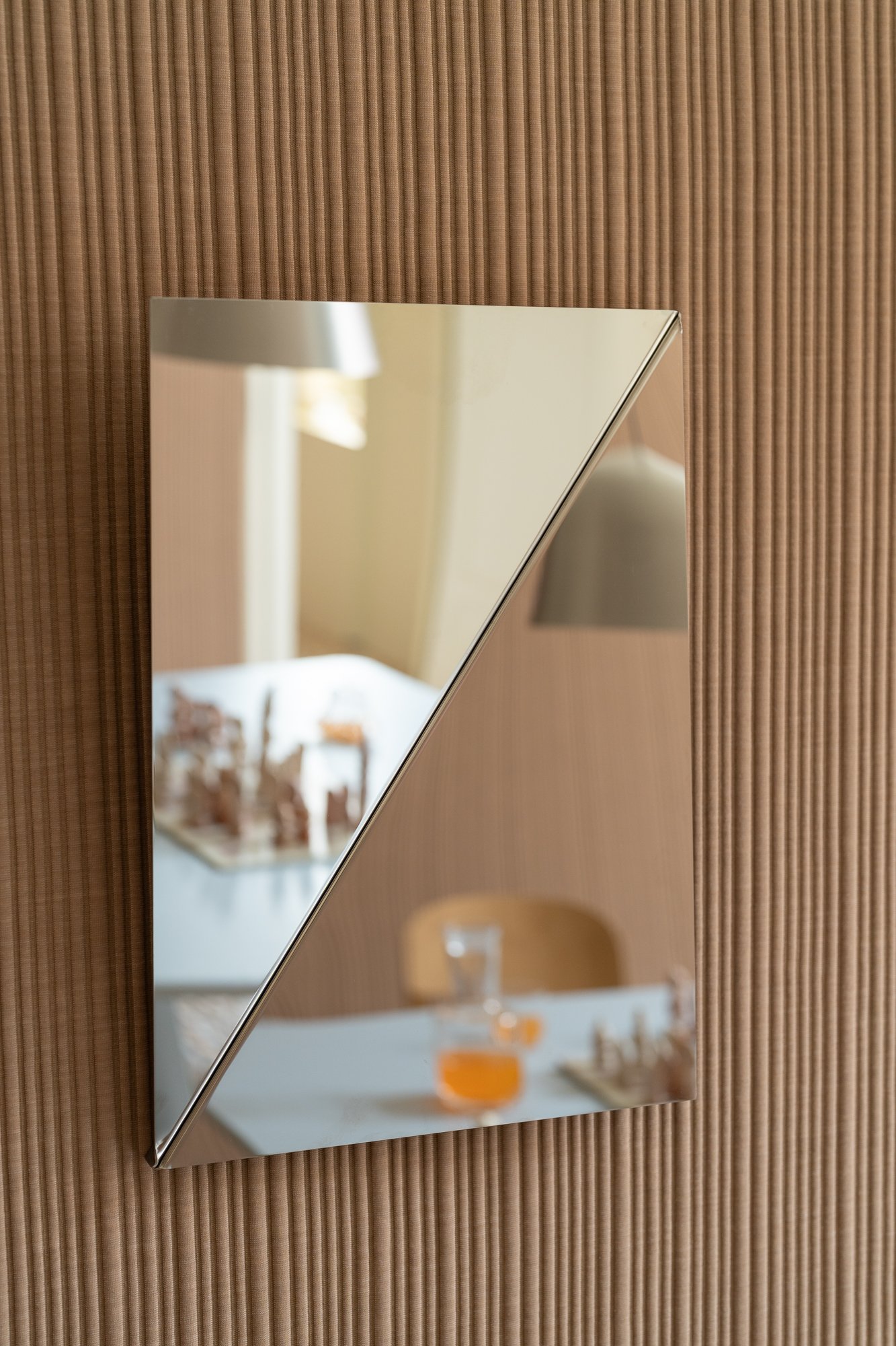/cdn-cgi/image/width=1500,quality=85,format=auto/globalassets/content-media/images/stories/milan-apartment-2026/muuto-milan-apartment-2026-gaze-mirror.jpg