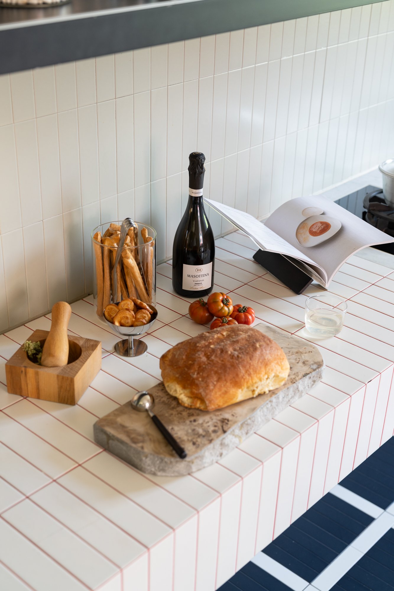 /cdn-cgi/image/width=1500,quality=85,format=auto/globalassets/content-media/images/stories/milan-apartment-2026/muuto-milan-apartment-2026-kitchen.jpg