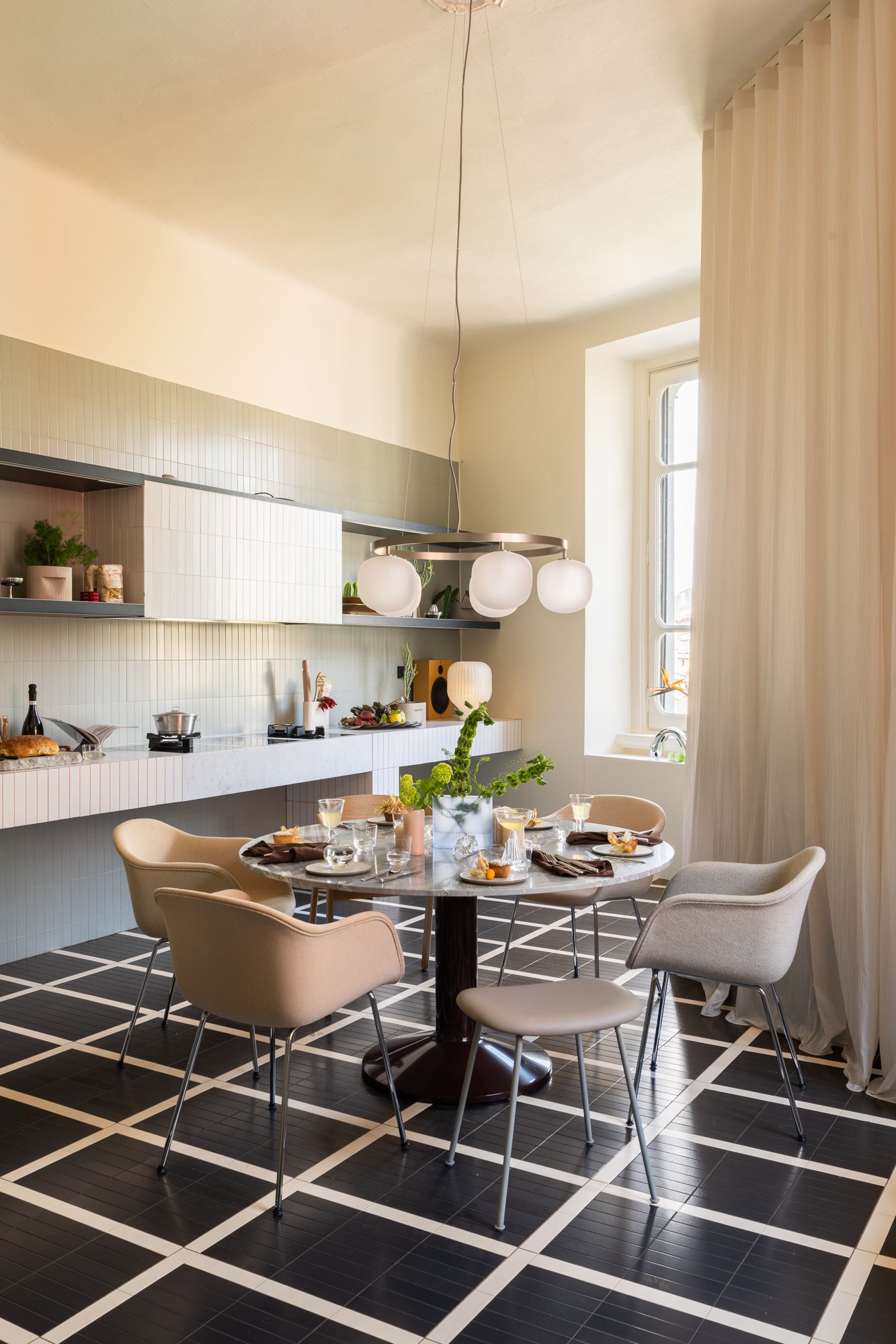/cdn-cgi/image/width=1500,quality=85,format=auto/globalassets/content-media/images/stories/milan-apartment-2026/muuto-milan-apartment-2026-midst-table-marble-rime-chandelier-01.jpg