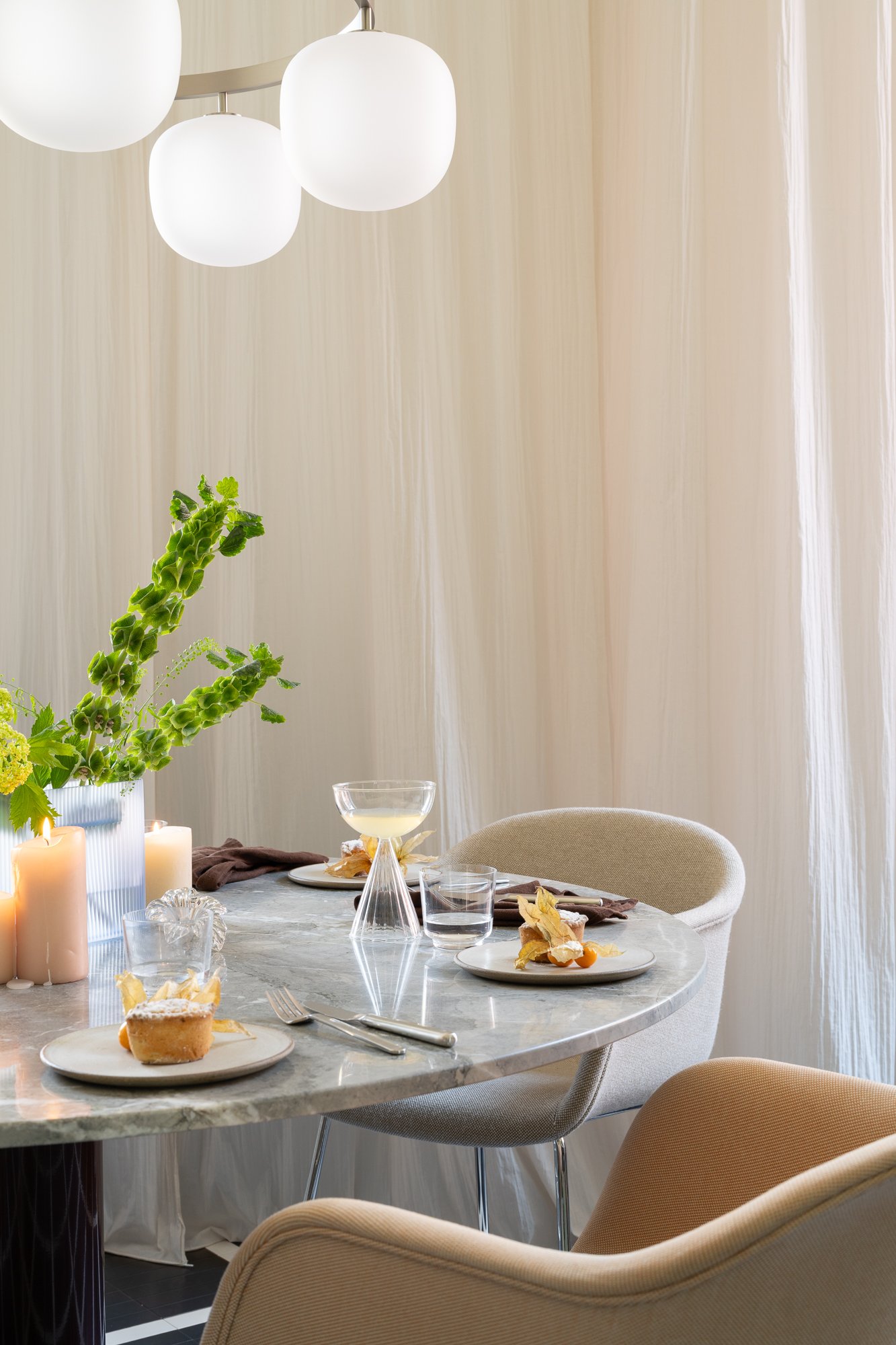 /cdn-cgi/image/width=1500,quality=85,format=auto/globalassets/content-media/images/stories/milan-apartment-2026/muuto-milan-apartment-2026-midst-table-marble-rime-chandelier-02.jpg