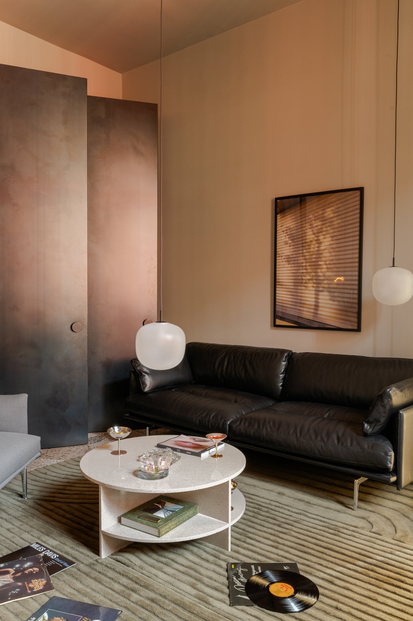 /cdn-cgi/image/width=1500,quality=85,format=auto/globalassets/content-media/images/stories/milan-apartment-2026/muuto-milan-apartment-2026-outline-soft-sofa-halves-coffee-table.jpg
