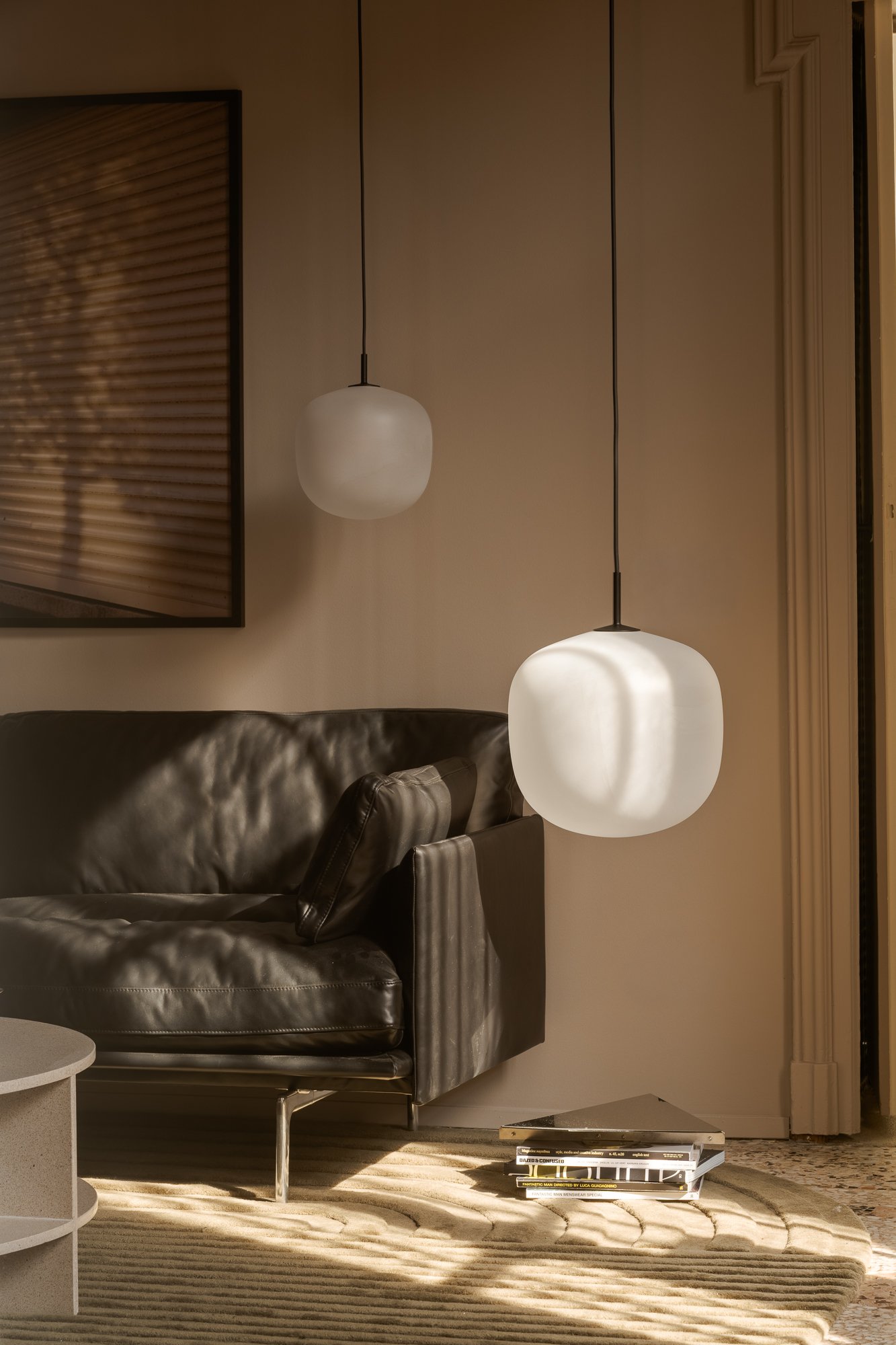 /cdn-cgi/image/width=1500,quality=85,format=auto/globalassets/content-media/images/stories/milan-apartment-2026/muuto-milan-apartment-2026-outline-soft-sofa-rime-pendant.jpg