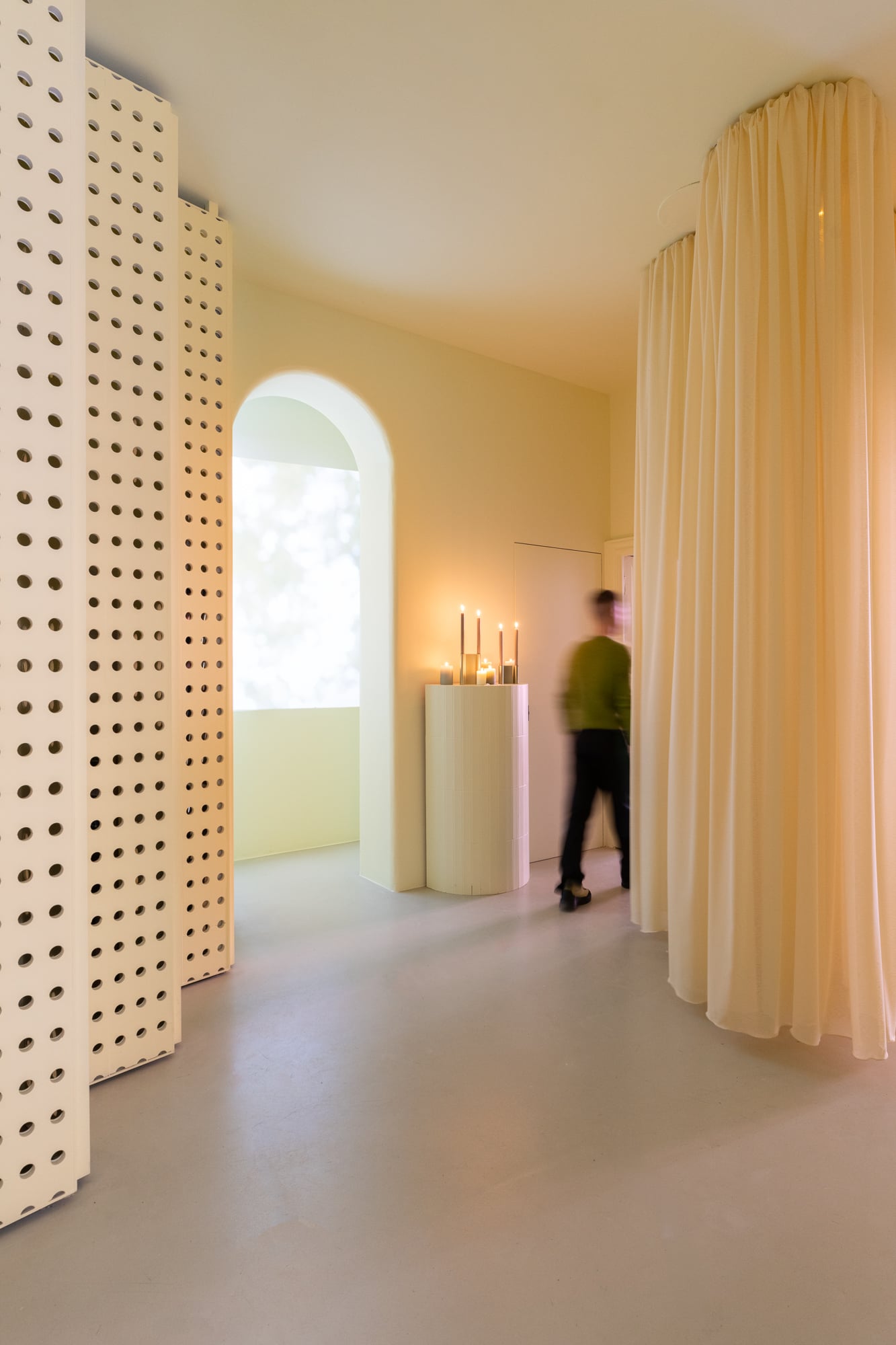 /cdn-cgi/image/width=1500,quality=85,format=auto/globalassets/content-media/images/stories/milan-apartment-2026/muuto-milan-apartment-2026-pair-candleholder-02.jpg