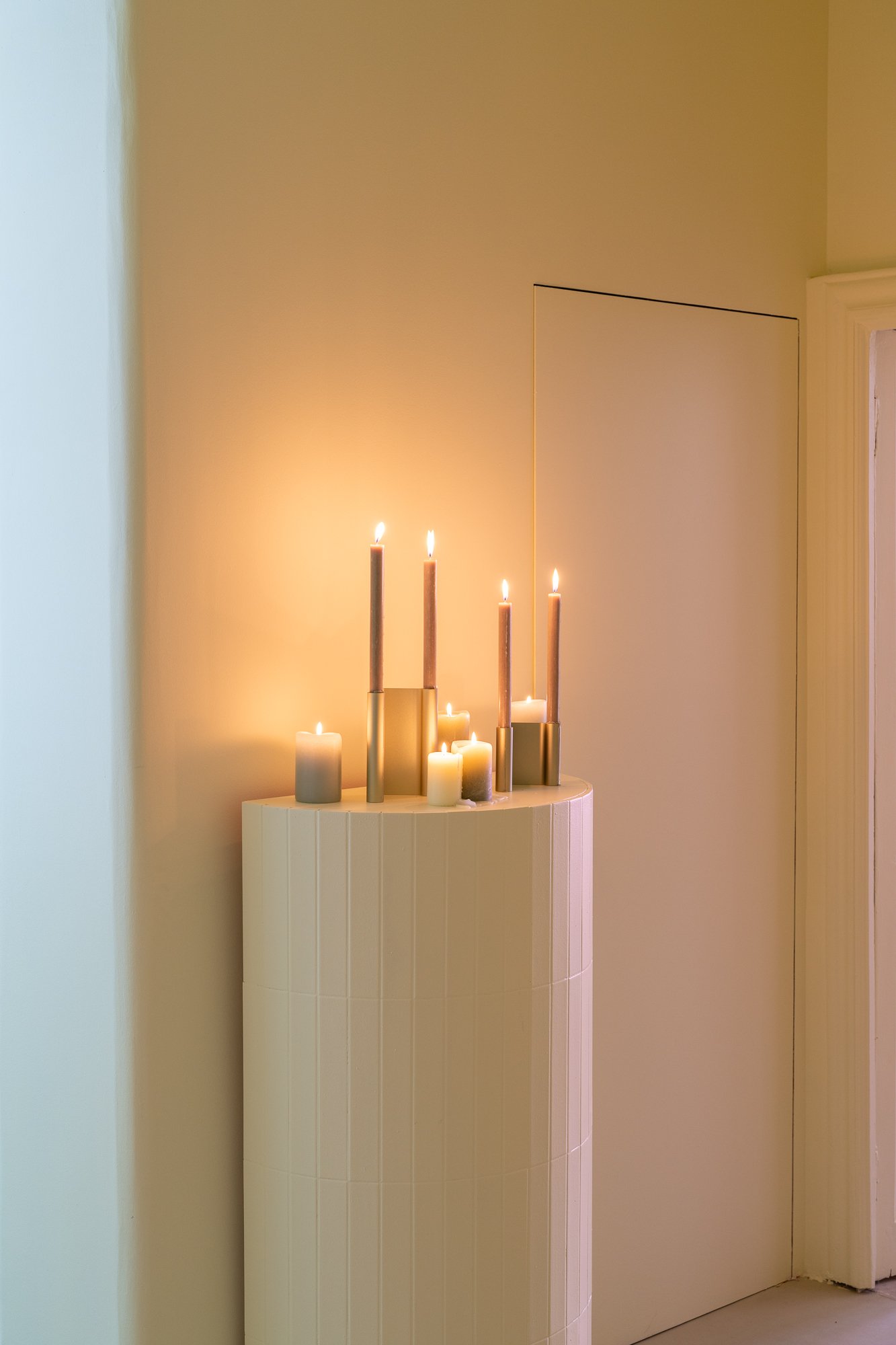 /cdn-cgi/image/width=1500,quality=85,format=auto/globalassets/content-media/images/stories/milan-apartment-2026/muuto-milan-apartment-2026-pair-candleholder-03.jpg