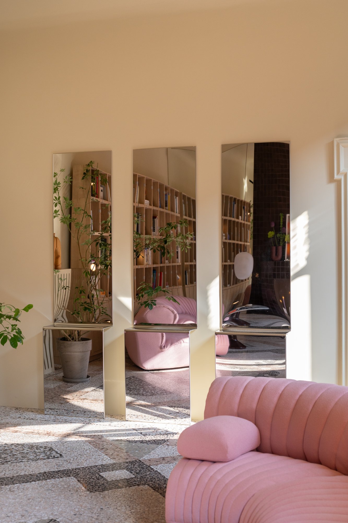 /cdn-cgi/image/width=1500,quality=85,format=auto/globalassets/content-media/images/stories/milan-apartment-2026/muuto-milan-apartment-2026-pleat-mirror-coltre-sofa.jpg