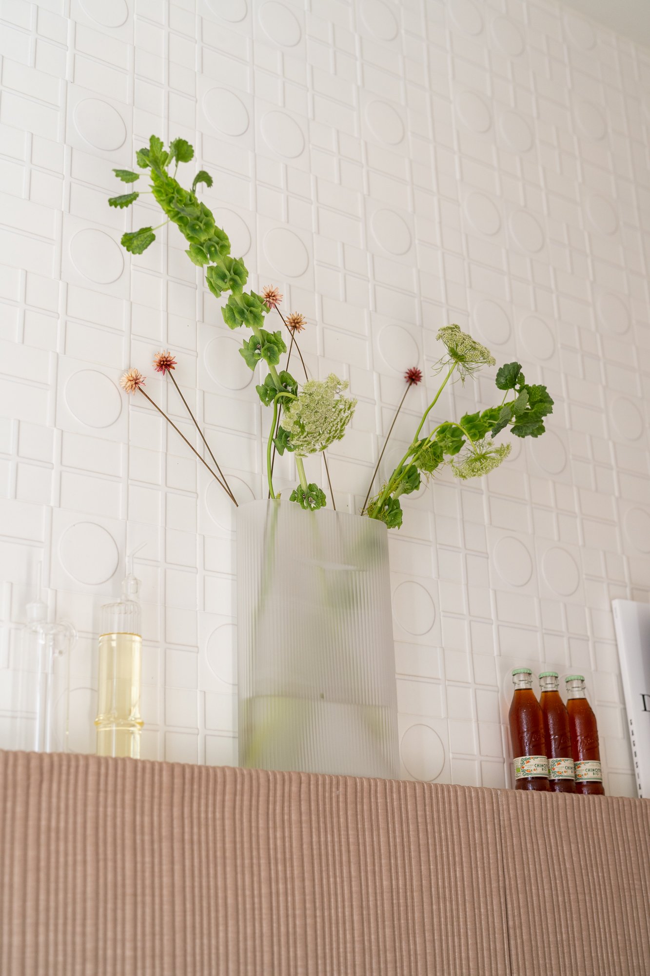 /cdn-cgi/image/width=1500,quality=85,format=auto/globalassets/content-media/images/stories/milan-apartment-2026/muuto-milan-apartment-2026-rdige-vase-02.jpg